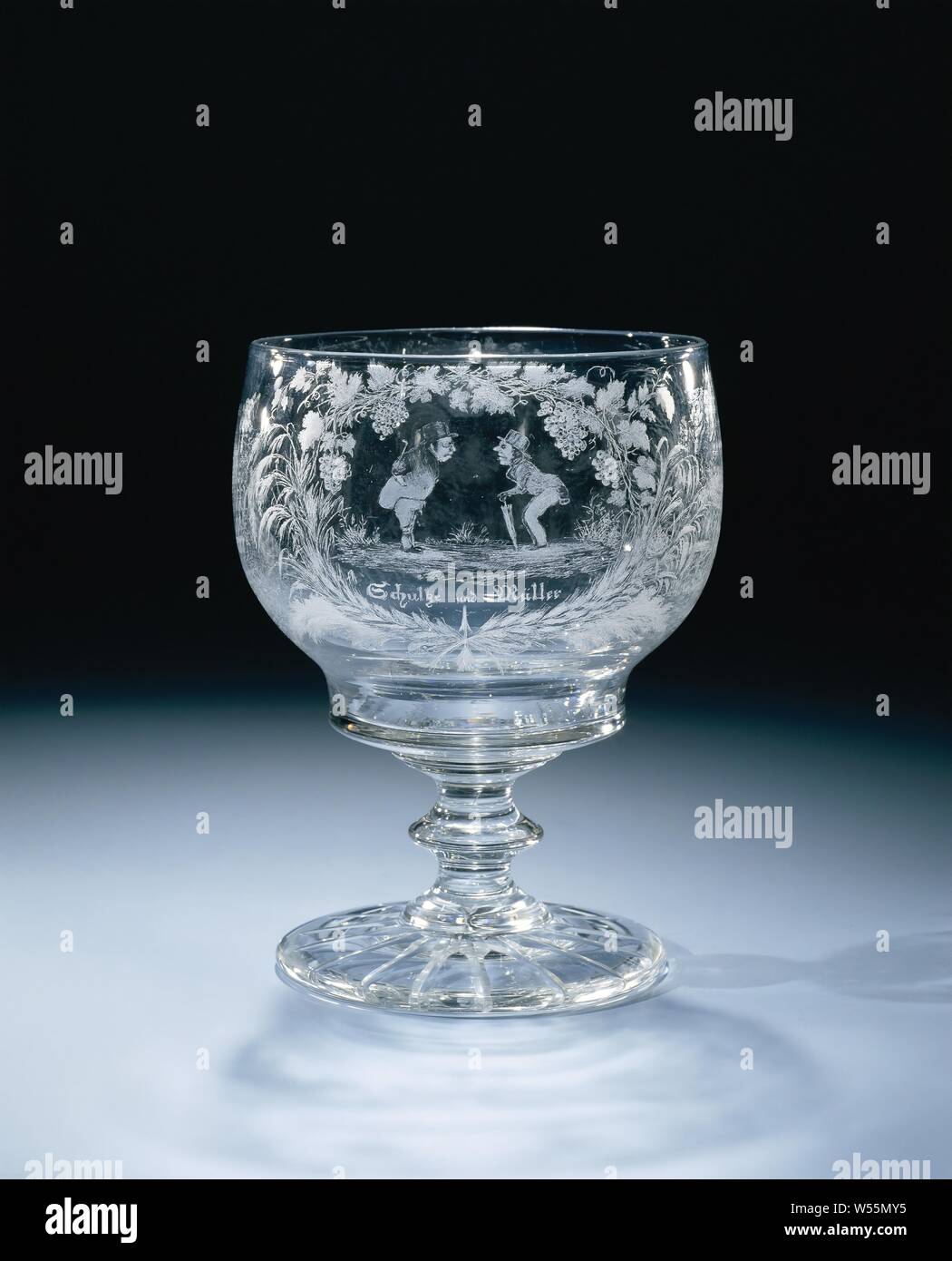 Kelch mit Schulze und Müller und zwei Kampfläufer, flache Unterseite mit Geschärften Stern. Kurzen Stiel mit einer Scheibe. Glockenförmige Kelch, das die Leute von Schulze und Müller, von Weinreben umgeben. Zwei Kampfläufer auf der Rückseite, rechts von Schulze und Müller ein Mann und eine Frau, die hinter den Büschen aussehen, und auf der linken Seite ein Pfau. Unterhalb der Abbildung von Müller die Signatur und das Jahr DHde Castro. w. 1856., anonym, 1856, Glas, Glasbläserei, h 13,7 cm x T 9,7 cm Stockfoto