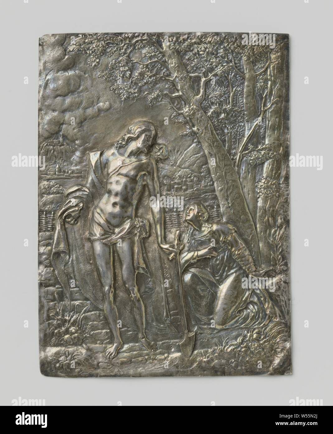 Christus als Gärtner, rechteckige, silberne Plakette. Die Gestalt Christi trägt einen Lendenschurz und eine breite Plissee Mantel über die Schultern hängen. Mit der Schaufel in seiner linken Hand, er bewegt sich nach links, nach Betrachten der Maria Magdalena kniend rechts sein. Hinter ihr eine schwere Baum Gruppe. Auf der linken Seite, hinter einer geflochtenen Zaun, eine Berglandschaft mit Gebäuden., Joost Lutma (zugeschrieben), Niederlande, 1649, silber (Metall), h 12 cm × w 8,8 cm Stockfoto