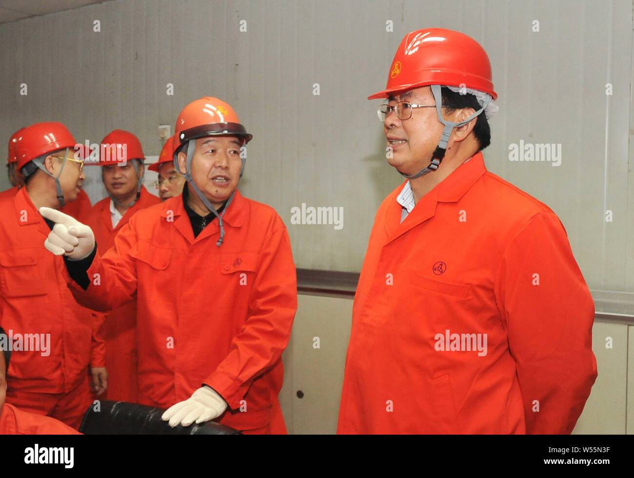 ---- Zhao Mingyuan, Links, dann Präsident und Chef der Dongbei Special Steel Group Co., führt zu Wang Jianhong, Leiter von BOC Liaoning Bra Stockfoto