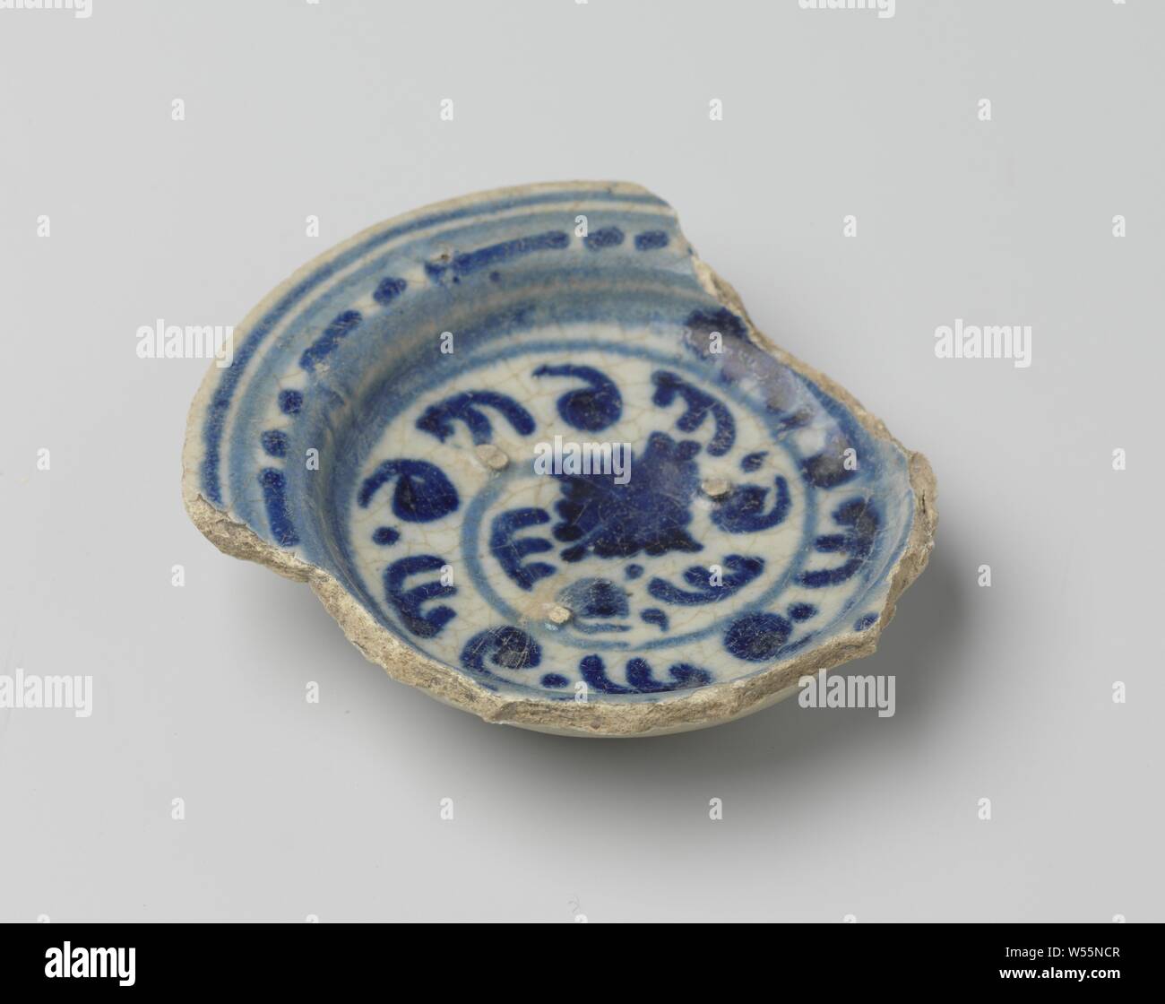 Schale aus Steingut mit blauen geometrischen Ornamenten, Fragment einer Schale mit blau lackierten Majolika, mit geometrischen Verzierungen auf dem Regal und konzentrischen Kreisen am Rande eingerichtet. In London., anonym, Italien (möglicherweise), C. 1525 - C. 1560, Steingut, Zinn Glasur, h 2,3 cm × w 10,7 cm x T 9,6 cm Stockfoto