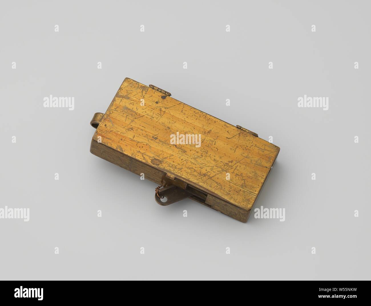 Kupfer Schrittzähler in rechteckige Gehäuse, Kupfer Schrittzähler in rechteckigen Gehäuse. Auf der Innenseite ein Zifferblatt mit vier Anzahl Ringe., anonym, Unbekannt, C. 1700 - C. 1800, kupfer (Metall), h 8,3 cm x B 4,6 cm x T 2,2 cm Stockfoto