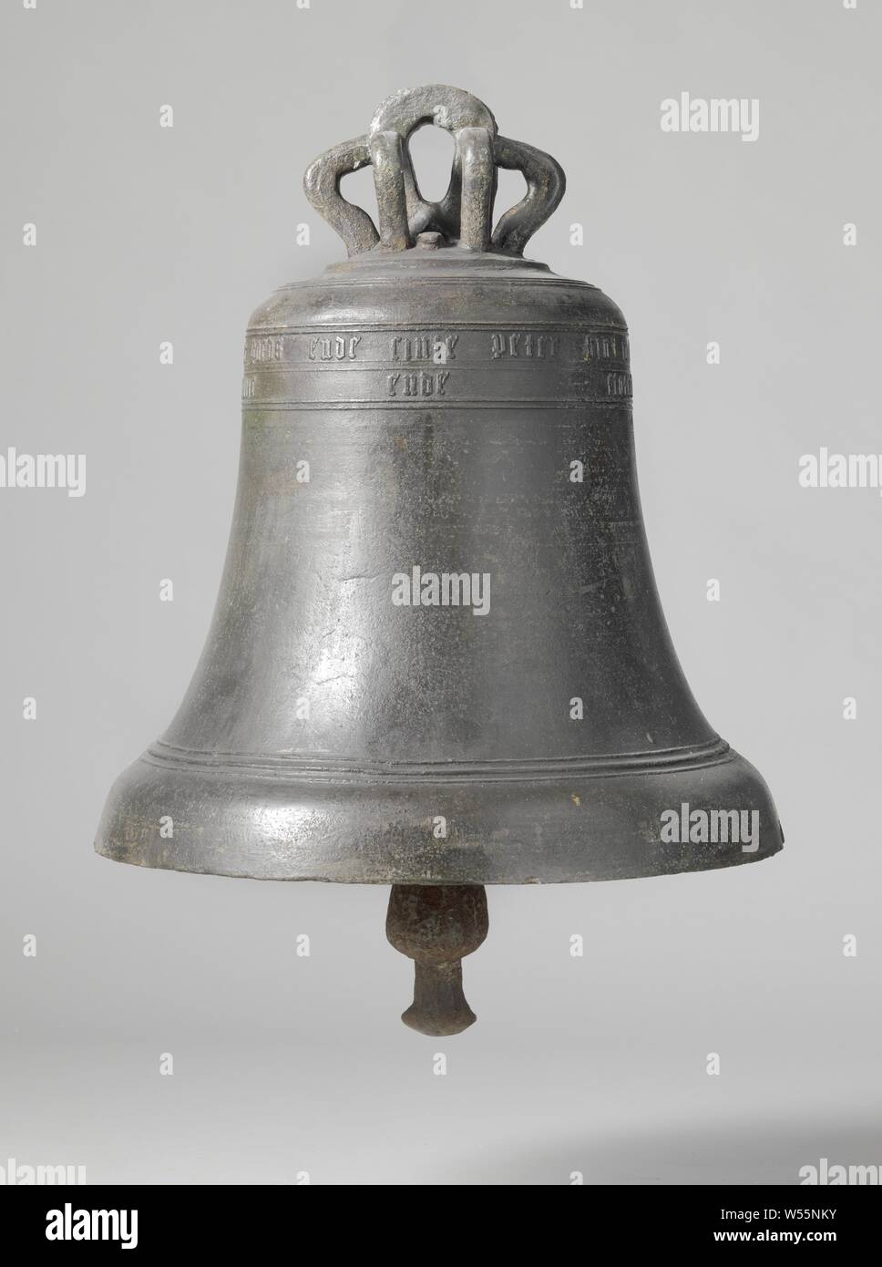 Lüttich Uhr mit Inschrift, das Objekt mit den Templates gebildet besteht aus dem eigentlichen Uhr der sogenannten Gotischen Modell und die Krone. Dies wird durch sechs Arme, die mit der Halterung in der Mitte verbinden. Die Uhr ist mit drei dekorativen Ringe auf der Schulter und der faussure eingerichtet und mit zwei dekorativen Ringe um den Fries in der oberen Flanke, mit folgender Inschrift in gotischen minuskels: in diese Ehre, die gute sinde Peter bin ic ghemaect m cccc liii//butendiic und die finalerdiic Fecit., Steven Butendiic (zugeschrieben), Nördliche Niederlande, 1453, bronze (Metall Stockfoto