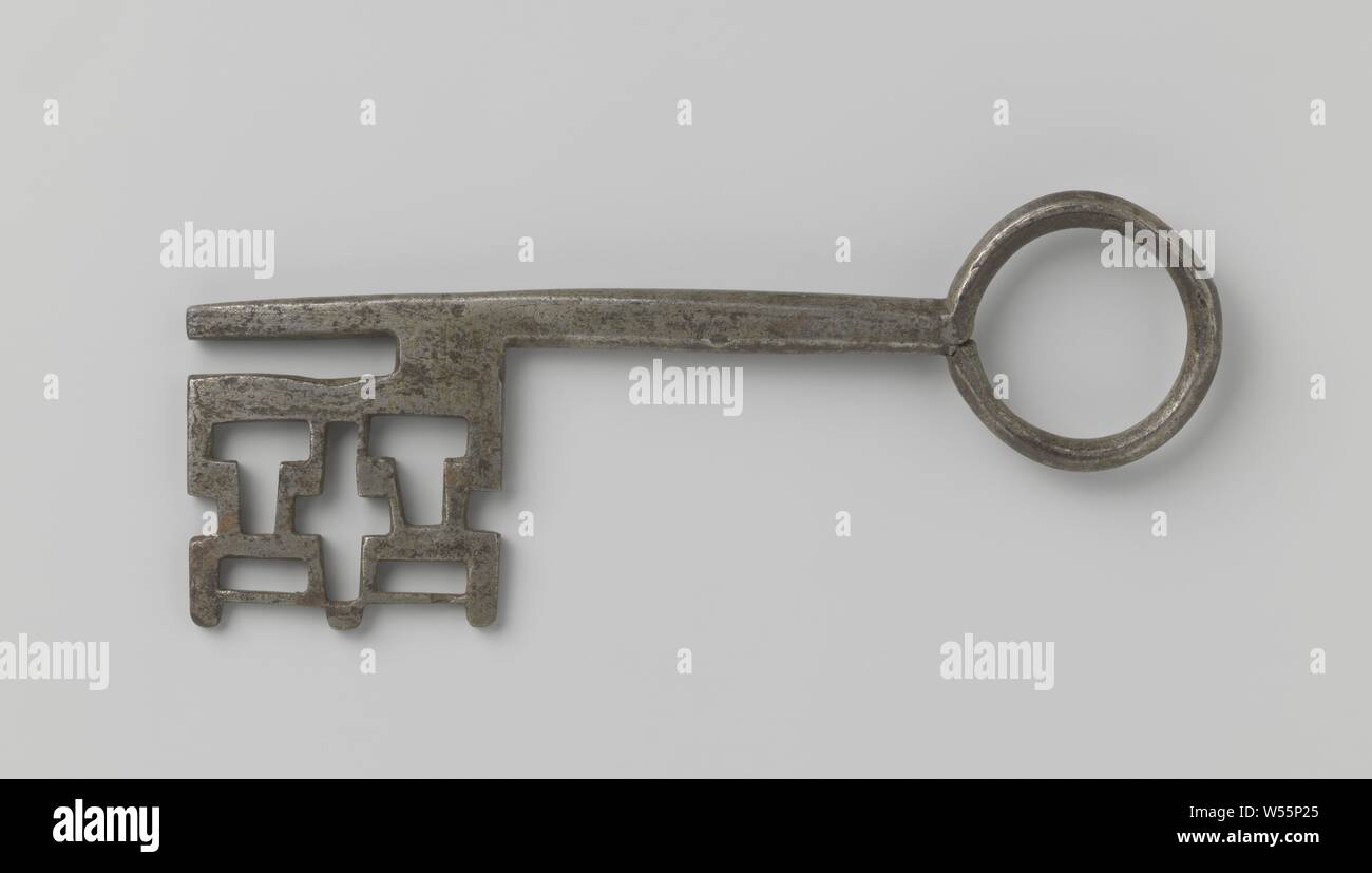 Schlüssel mit ringförmigen Auge und einen Bart, der aufgeschnitten, unter anderem mit einer horizontalen Kreuz Relief., 1200 - 1400, Bügeleisen (Metall), l 18 cm × w 5,8 cm Stockfoto