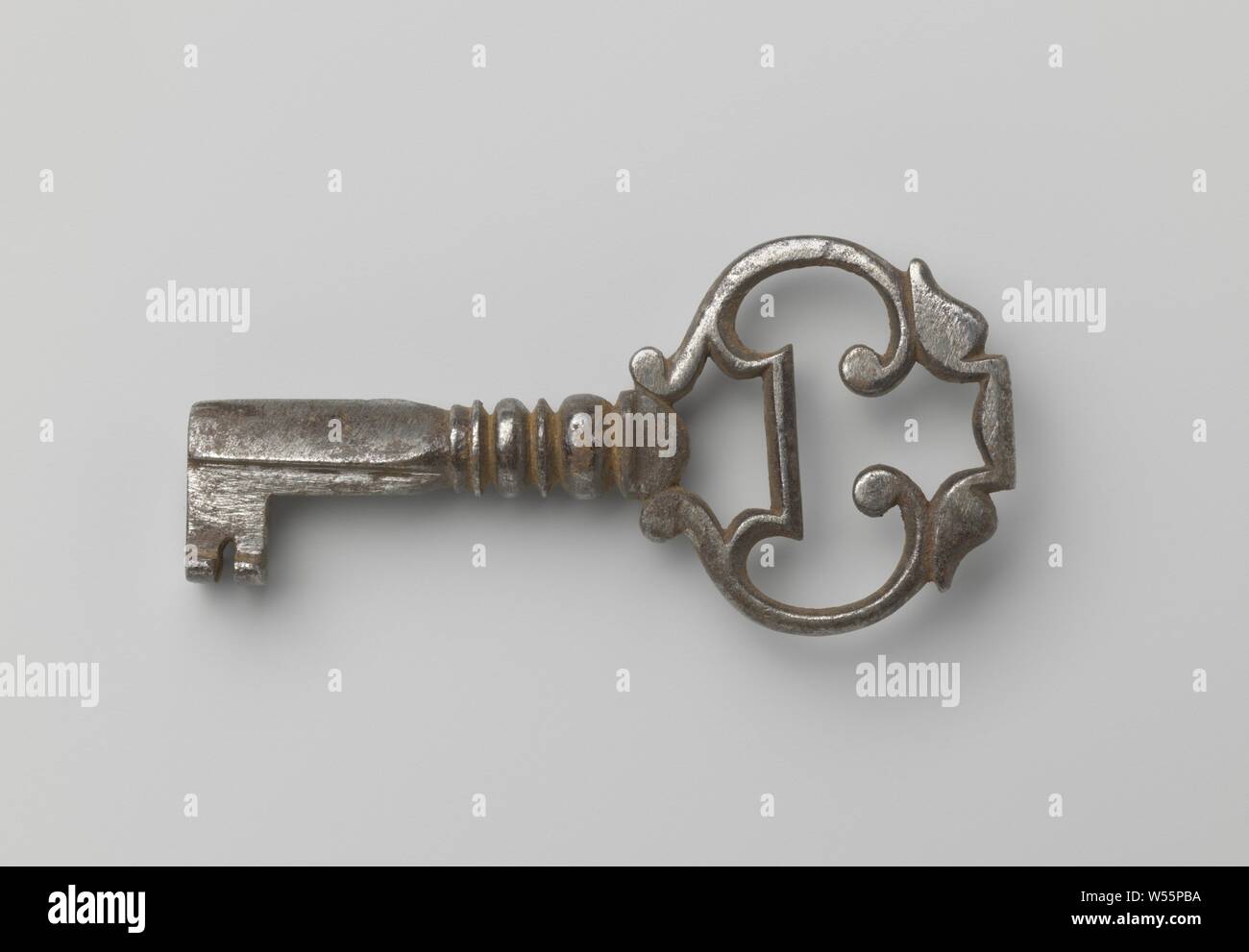 Schlüssel, Schlüssel, von denen der Griff besteht aus zwei sich gegenseitig verbunden ist, mittels einer Stange und zwei Blätter, verbunden und einander gegenüber. Die Welle besteht aus zwei Tori zwischen den Scheiben an der Oberseite und wird dann dreieckige., C. 1600 - C. 1699, Bügeleisen (Metall), l 4,9 cm × w 2,4 cm Stockfoto