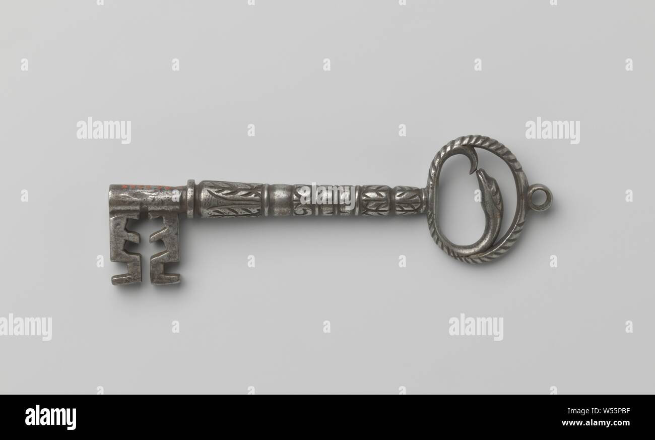 Schlüssel, Schlüssel mit ovaler Griff, in denen es eine Schlange, die durch ein Auge gekrönt. Der Griff ist auf der Außenseite mit schrägen Linien gerillt. Die schwere Kunst Elemente-förmige Welle mit einem Blatt Motiv geprägt ist. Der Bart ist zweifach., C. 1600 - C. 1699, Bügeleisen (Metall), l 14,7 cm × w 4,3 cm Stockfoto