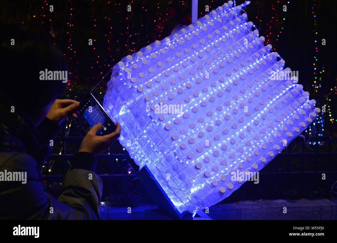 Ansicht einer "Water Cube" Laterne von 1000 Flaschen Mineralwasser auf Anzeige in Liaocheng City, der ostchinesischen Provinz Shandong, 20. Februar 2019. Du Stockfoto