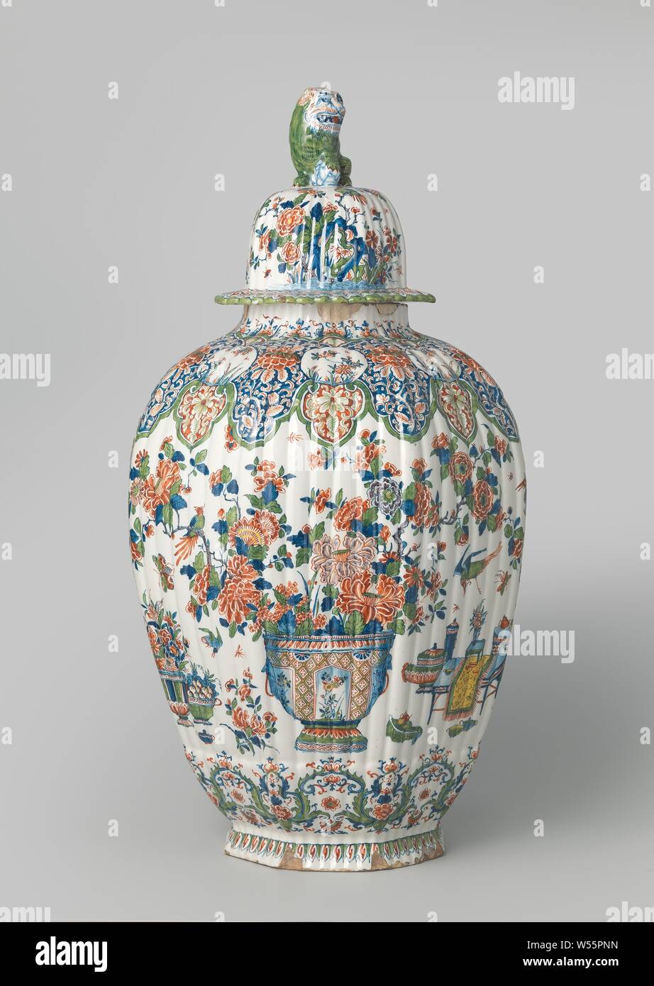 Deckel, die zu einem achteckigen gerippte Vase mit mehrfarbigem Dekor. Ähnliche Blumenbilder auf dem Deckel wie auf der Vase. Der Deckel wird durch eine grüne Löwe gekrönt, mit einem Bein auf einer Kugel., De Metaale Topf, Delft, 1691 - 1725, H 20 cm x T 19 cm Stockfoto