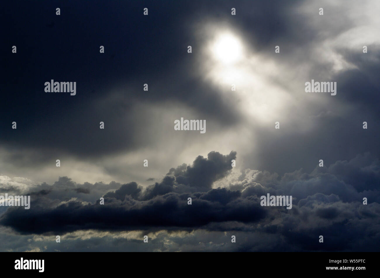 Stormclouds im Sommer über Gräber Park in Sheffield, South Yorkshire Stockfoto