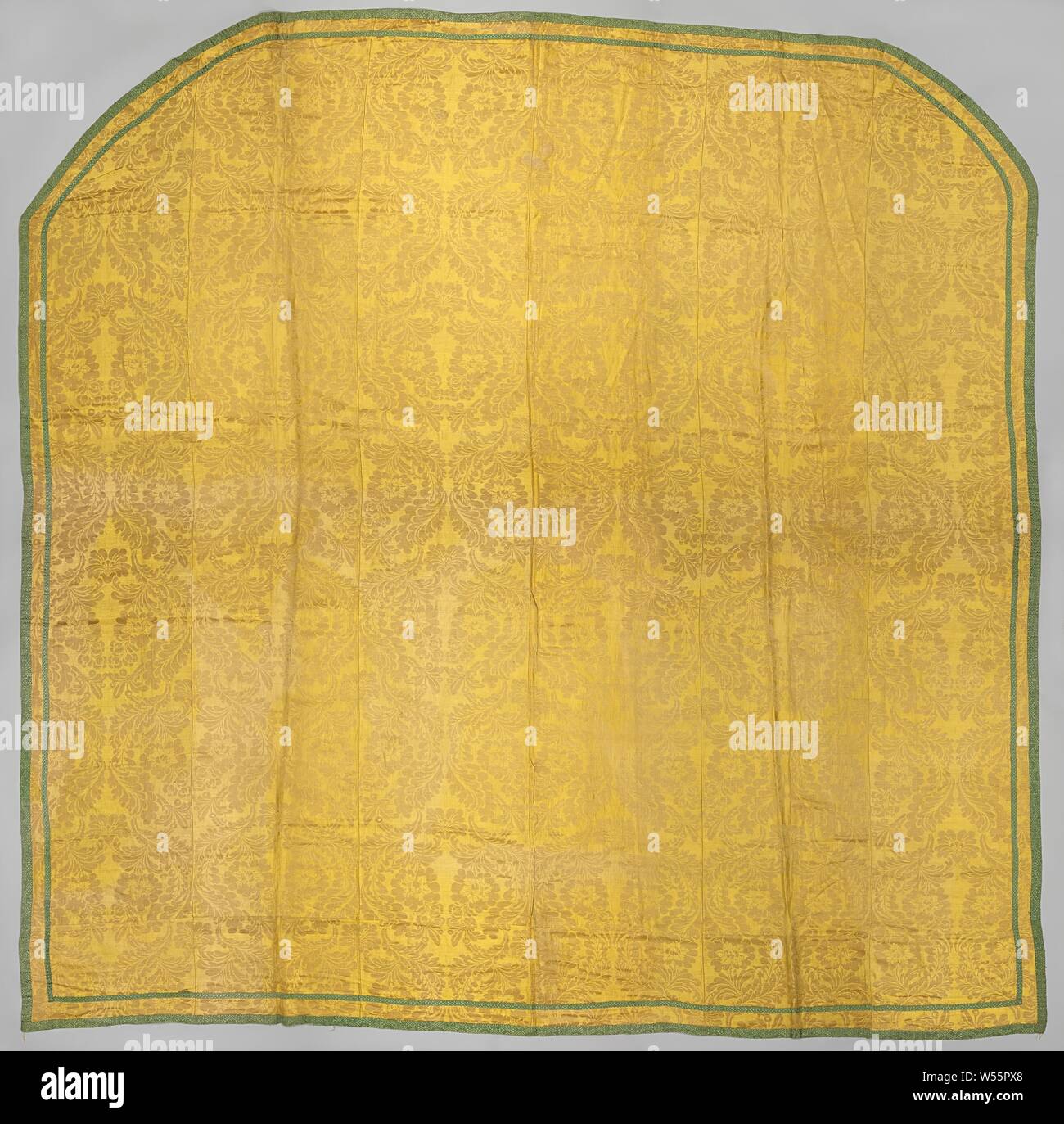 Tagesdecke, Tagesdecke der Hälfte - Seide mit gelbem Damast Muster von Blumen, beendete mit einem grünen Seide Bullion. Zwei Ecken sind abgerundet. Die Bettdecke ist gesäumt mit rohen, Bettwäsche (?)., anonym, C. 1700 - C. 1750, Seide, Leinen (Material), Stickerei, l 295.0 cm × w 300,0 cm Stockfoto