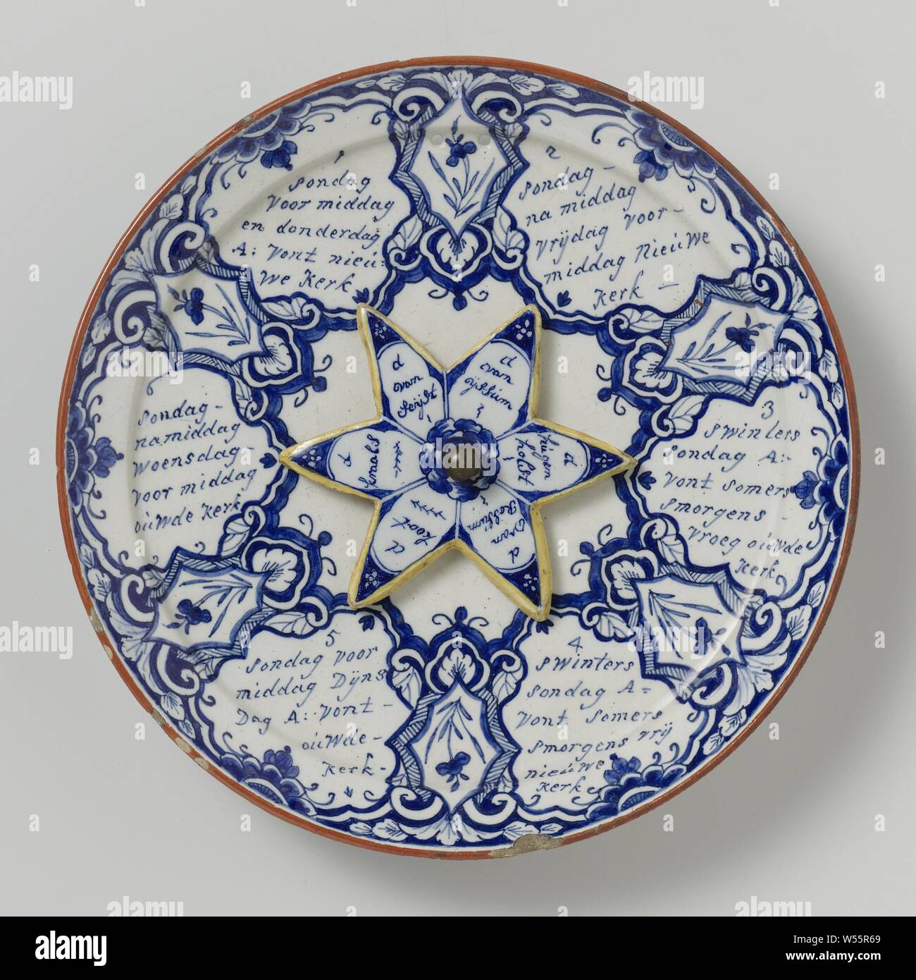 Prediger geht, weiß glasiert Steingut Teller mit rotierenden Stern Motiv, eine Inschrift in Blau und andere Ornamente. So genannte Predigt wendet, um 1788-1805. Die Namen von verschiedenen Ministern auf dem Board sind, anonym, Delft, C. 1788 - C. 1800, Steingut, Glasur, d 22,5 cm × d 2,5 cm Stockfoto