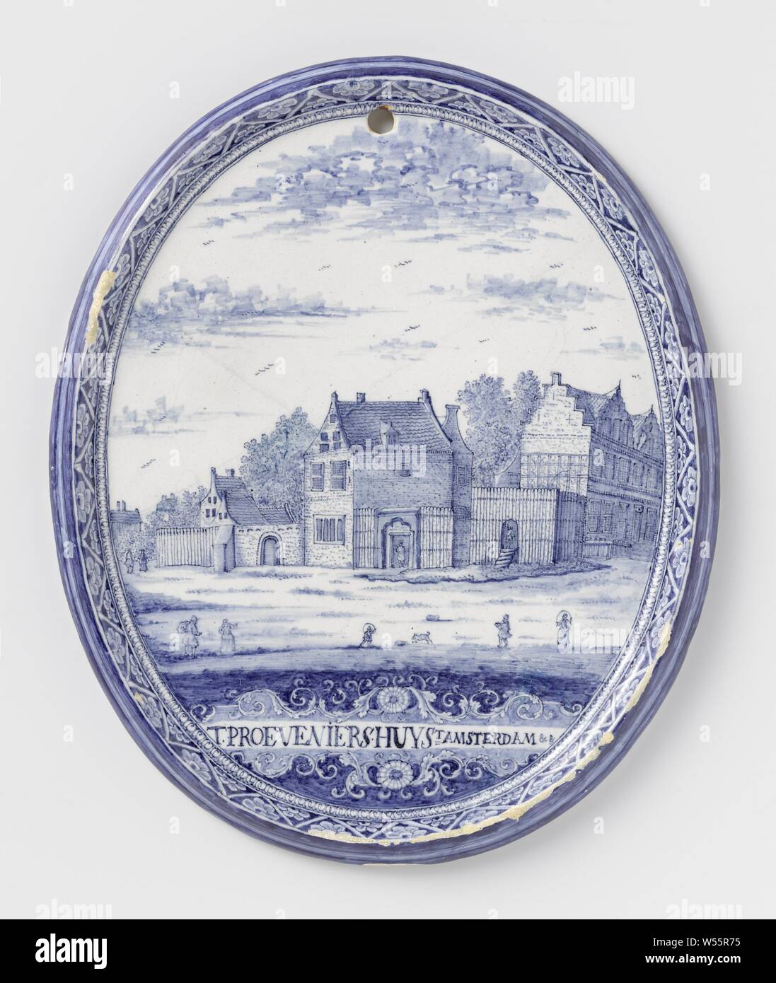 Plakette mit dem Amsterdamer Aussätzigen' Asyl Platte mit der Amsterdam aussätzigen Haus, bemalt mit dem Aussätzigen Haus auf der aktuellen Waterlooplein in Amsterdam, Platte aus Fayence, in blau mit dem Aussätzigen Haus in Amsterdam gemalt. Unter der Darstellung die Inschrift: T. PROEVENIERS. HUYS T AMSTERDAM, städtischen Wohnraums, Waterlooplein, Leprozenhuis, anonym, Delft, 1753, h 33 cm x W 27,2 cm Stockfoto