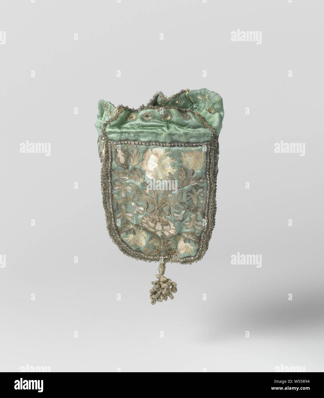 Messe von Türkis Blau Satin bestickt mit Silber und mit Gold. mit Gewinde und farbenfrohe Seide Blumen Motive, Messe von Türkis Blau Satin bestickt mit Silber und mit Gold. mit Gewinde und farbenfrohe Seide Blumen Motive. Die Tasche besteht aus vier gleichen Schild geformte Teile, die eine quadratische Form und runde unten ausführen. Auf den Teilen zwei alternierend symmetrische Muster von Blumen, Blume Reben und zwei Bögen, die fast vollständig der Satin dekorieren. Die Kante der Geldbeutel ist mit Gold Bullion getrimmt, entlang der Augen der Öffnung für den Tunnelzug (die fehlt) Stickerei Stiche mit Gold thread Stockfoto