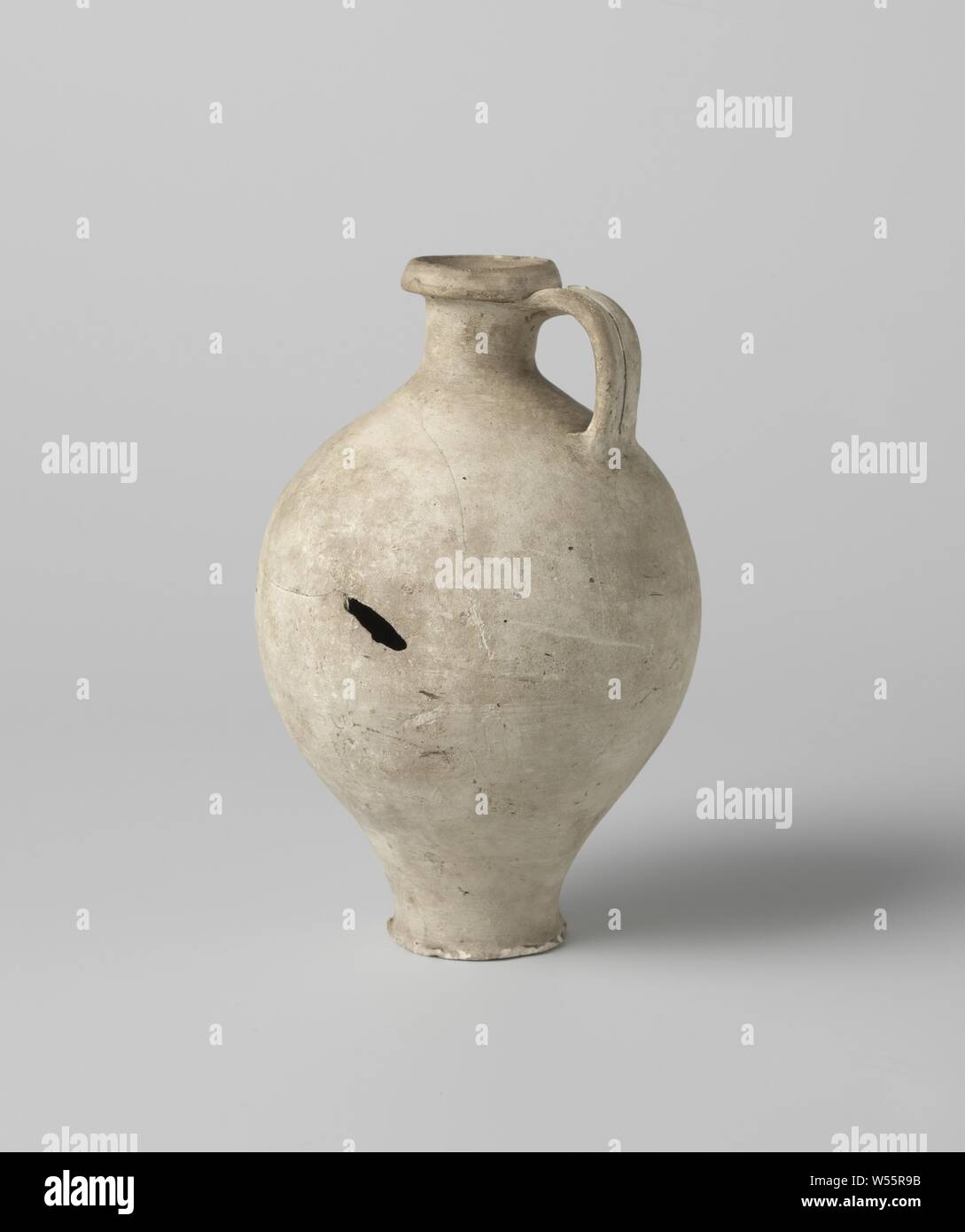 Krug, Kanne von grauem Steingut, mit einem Ohr. Die Kanne ist ein Unten finden., anonym, Rom (möglicherweise), C. 1400 - C. 1950, Steingut, h 17,5 cm x T 12,0 cm Stockfoto