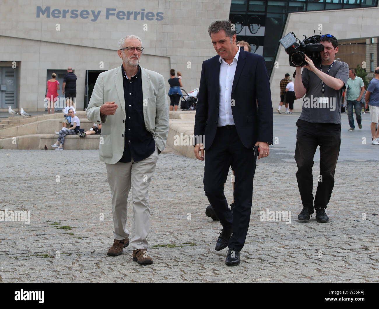 Der Führer der Jeremy Corbyn, mit der U-Bahn der Bürgermeister von Liverpool City Region Steve Rotheram, als er zu Besuch in der Stadt, wo er umreißt Pläne für milliardenschwere Investitionen in den Norden. Stockfoto