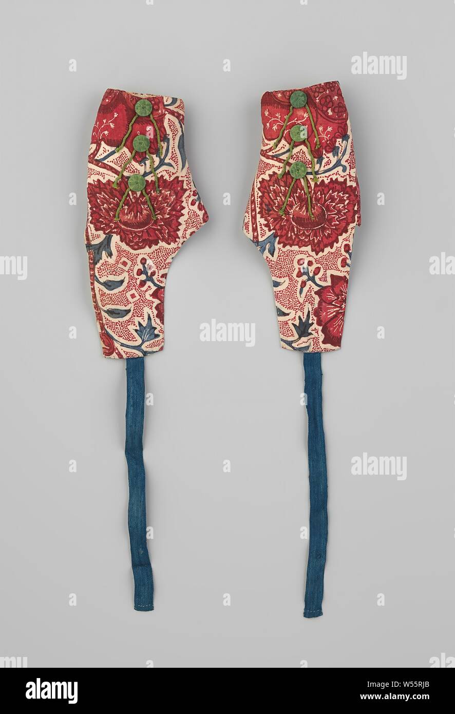 Ein paar Oversleeves, Hülse für Kinder von sitzt, mit drei Holz- Schaltflächen, mit grünen Seidenfaden gewickelt eingerichtet und grüne Kabel Dekoration, Blau Leinen Band und weißem Leinen Futter, Hülse, Weiß mit farbigen Blumen und grüner Seide Tasten und Dekoration (Teil des friesischen Kinder Kostüm.) mit Ursprung aus Schiermonnikoog., anonym, Coromandelkust, C. 1750 - C. 1775, Baumwolle (Textil), Kitsch, Fusseln, Knoop, Seide, L 19 cm Stockfoto