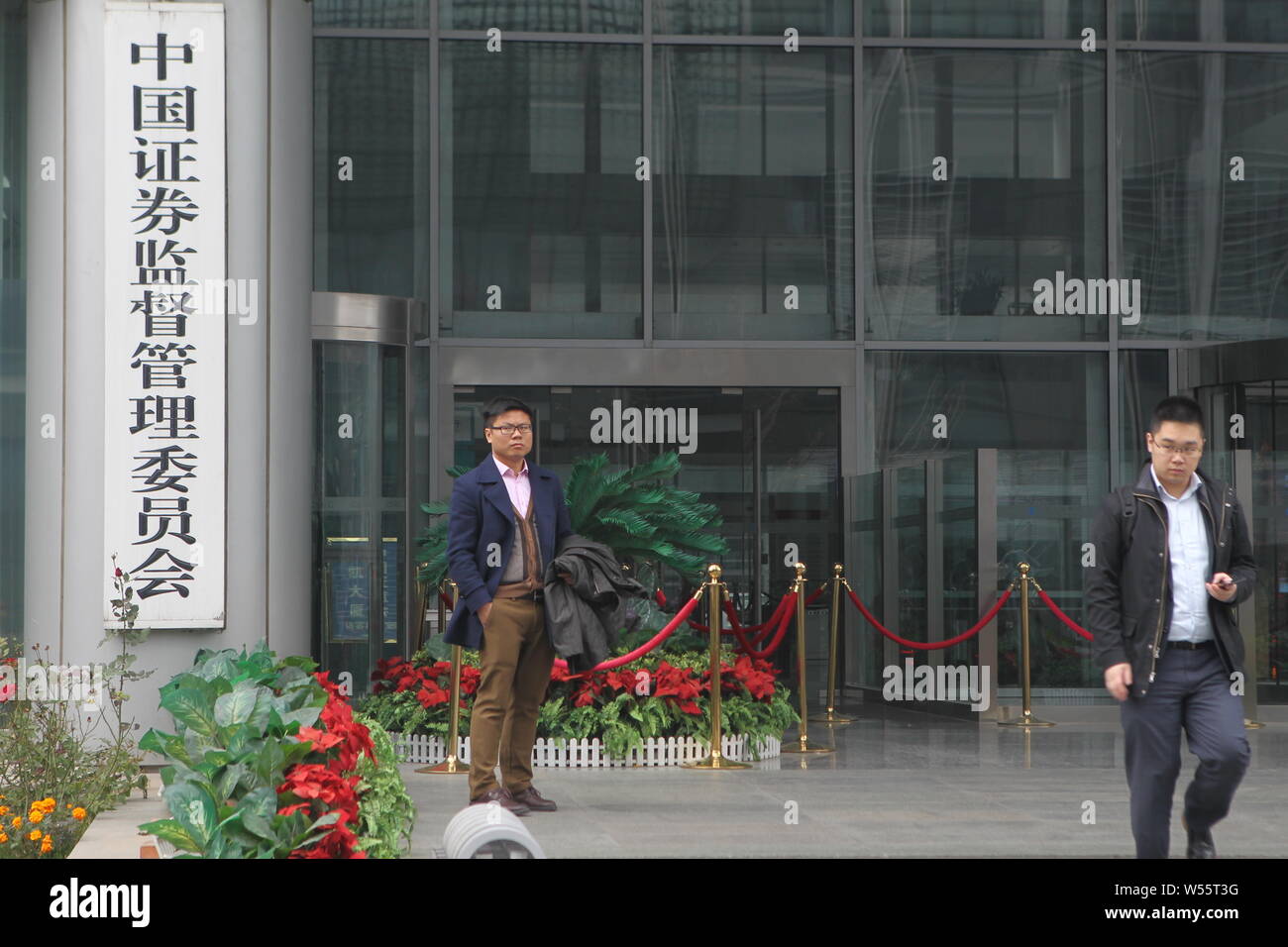 ---- Leute lassen das Hauptquartier der China Securities Regulatory Commission (CSRC) in Peking, China, 18. November 2016. Regulierer erwarten. Stockfoto