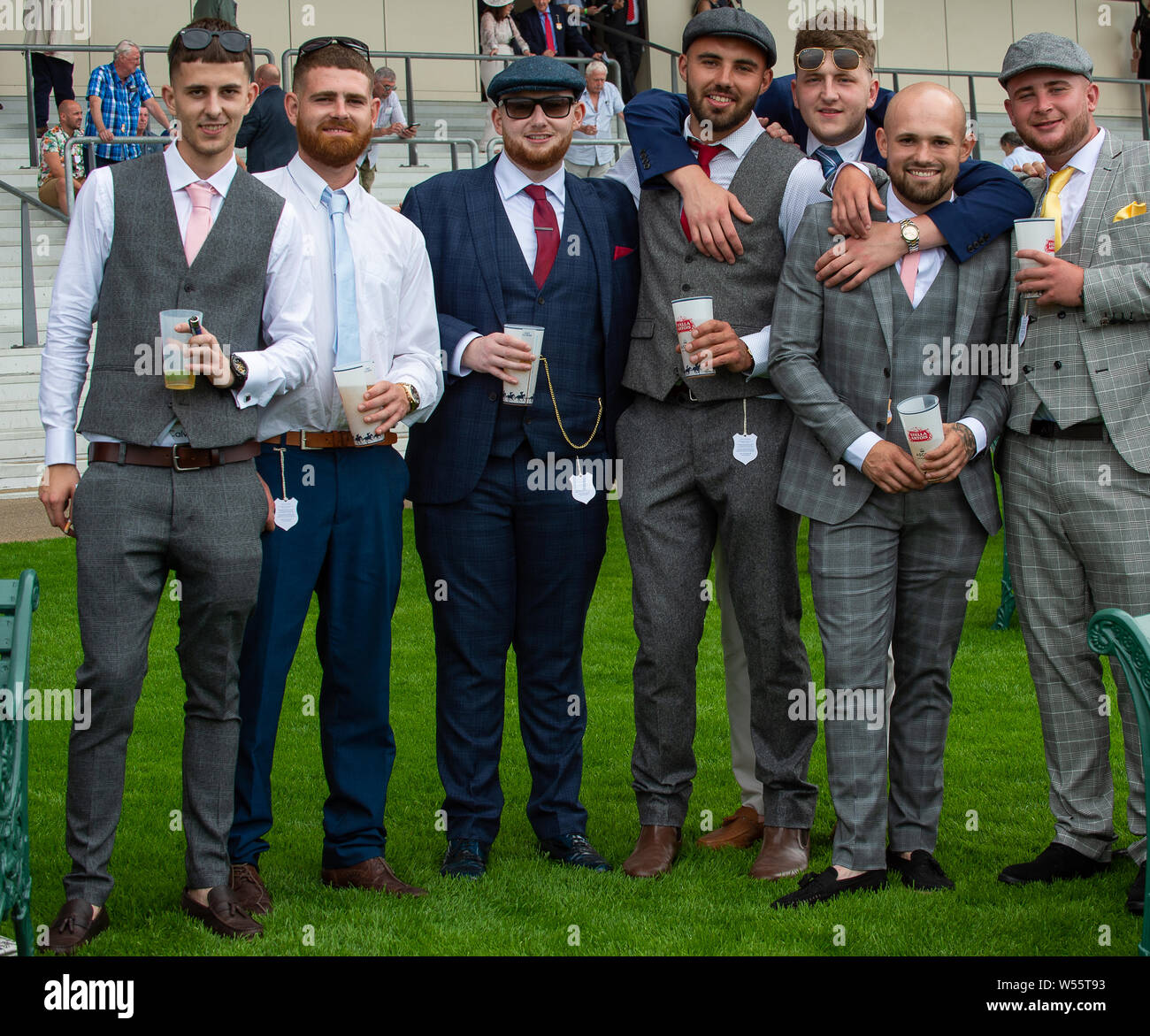 Ascot Racecourse, Ascot, Großbritannien. 26. Juli, 2019. Ein Jungen und ein paar Bier in Ascot am QIPCO King George Wochenende Racing. Credit: Maureen McLean/Alamy leben Nachrichten Stockfoto