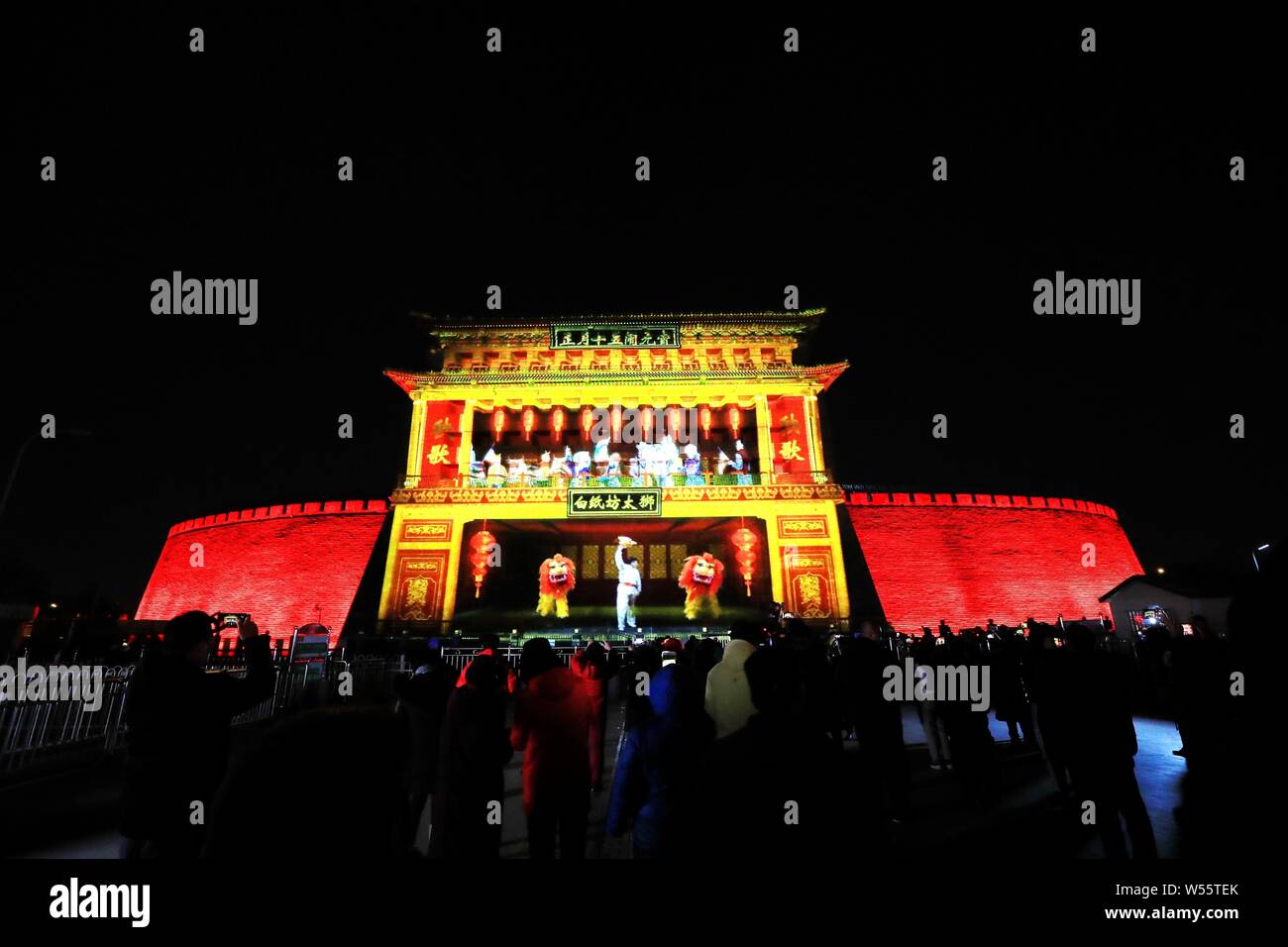 Die deshengmen Bogenschießen Tower ist von bunten Lichtern beleuchtet Laternenfest in Peking, China zu feiern, vom 18. Februar 2019. Stockfoto
