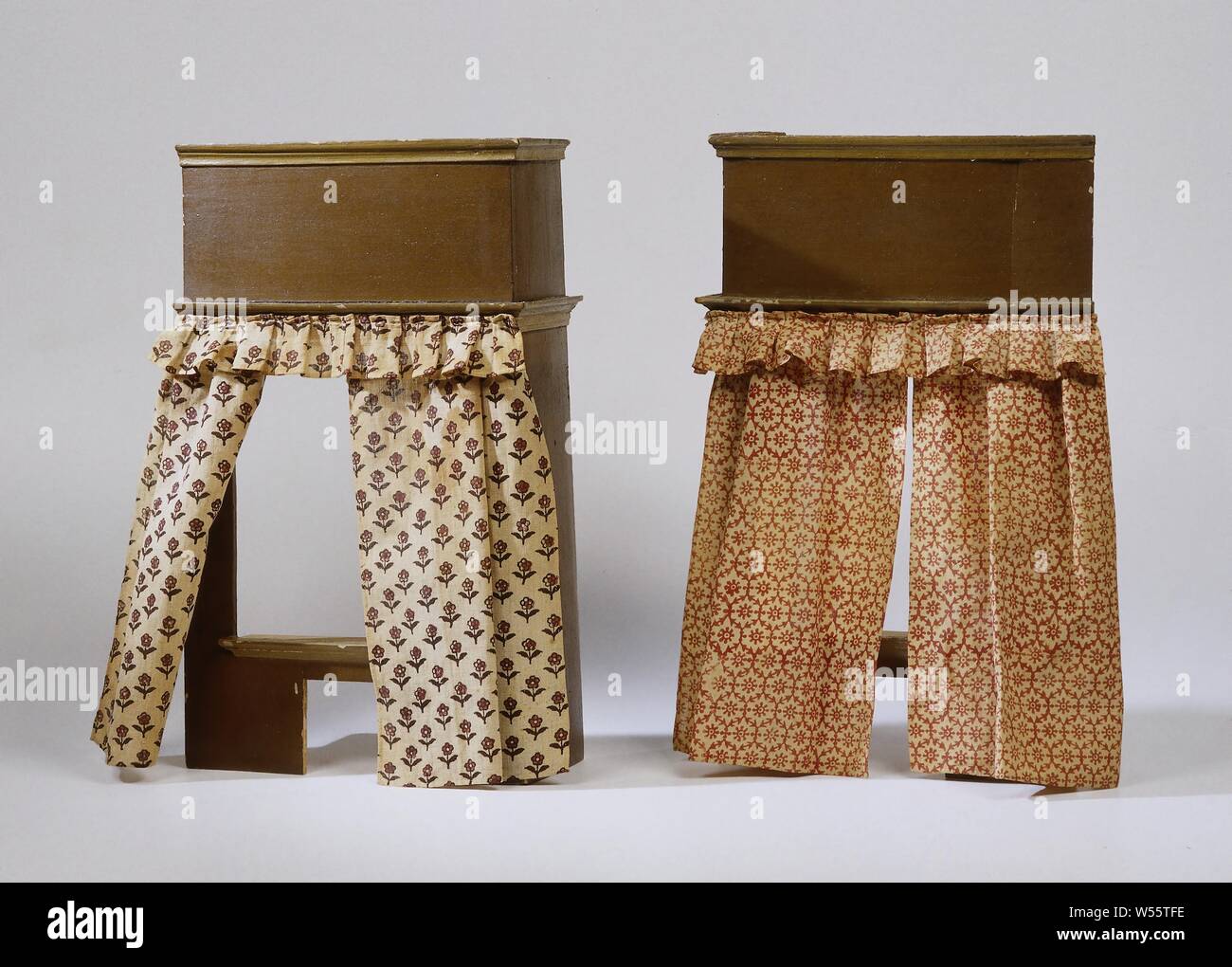 Vorhang Der Bettstatt Bedruckte Baumwolle Vorhang Ein Bettgestell Aus Bedrucktem Baumwollstoff Mit Gestaffelten Motiv Der Blume