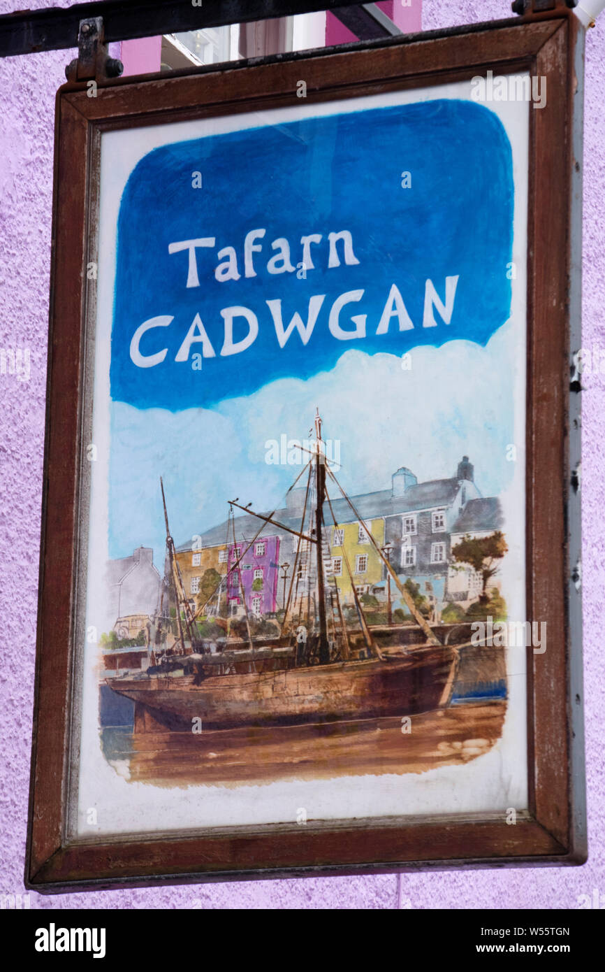 Die Tafarn y Cadwgan Pub in Aberaeron ein beliebter Badeort, Ceredigion, Wales, Großbritannien Stockfoto