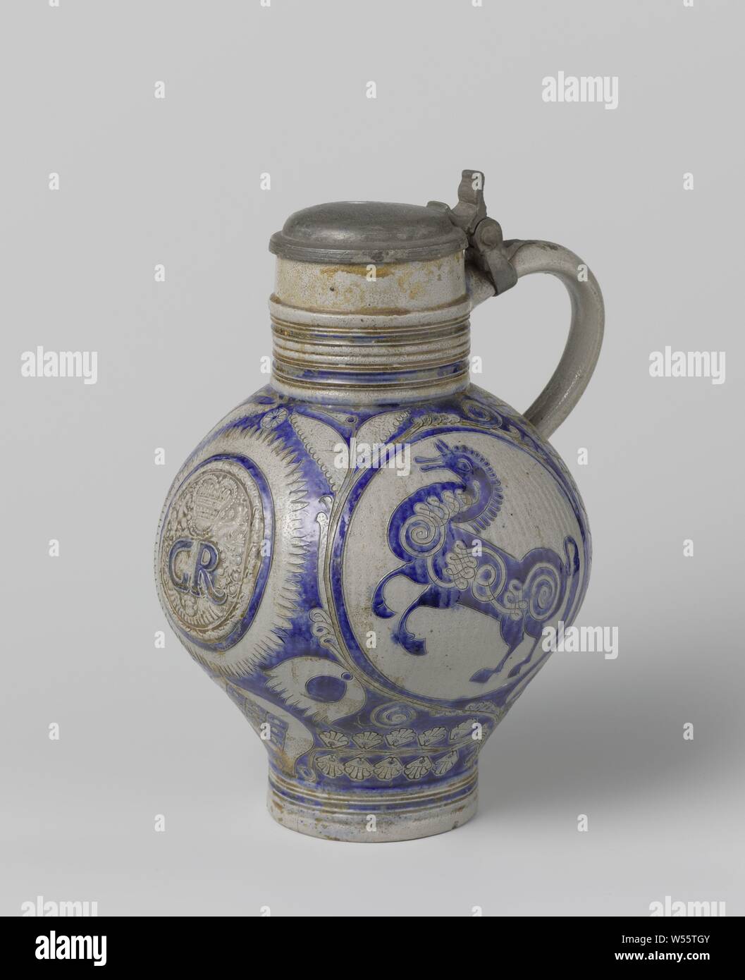 Kanne mit dem Monogramm "GR" und Pferde, Kanne aus Steingut auf hohe Füße mit einem kugelförmigen Körper und breiten Hals. Die C-förmigen Ohr ist zum Nacken und Schulter befestigt. Einige Profile am Hals und Fuß. Teilweise mit kobaltblauen abgedeckt. Auf dem Bauch in der Entlastung eine gedruckte und verhängte Monogramm "GR" (George Rex, oder King George von England) in ein Medaillon mit einem rkoon, Vögel und Blumen Reben. Mit einer Gravur Medaillon mit einem springende Pferd auf beiden Seiten der Monogramm. Florale blättert zwischen den Boxen. Eine Zinn Rahmen mit Deckel am Ohr befestigt. Eine geschlagene Markierung auf der Innenseite (unleserlich). Westerwald Stockfoto Kanne mit dem Monogramm "GR" und Pferde, Kanne aus Steingut auf hohe Füße mit einem kugelförmigen Körper und breiten Hals. Die C-förmigen Ohr ist zum Nacken und Schulter befestigt. Einige Profile am Hals und Fuß. Teilweise mit kobaltblauen abgedeckt. Auf dem Bauch in der Entlastung eine gedruckte und verhängte Monogramm "GR" (George Rex, oder King George von England) in ein Medaillon mit einem rkoon, Vögel und Blumen Reben. Mit einer Gravur Medaillon mit einem springende Pferd auf beiden Seiten der Monogramm. Florale blättert zwischen den Boxen. Eine Zinn Rahmen mit Deckel am Ohr befestigt. Eine geschlagene Markierung auf der Innenseite (unleserlich). Westerwald Stockfoto