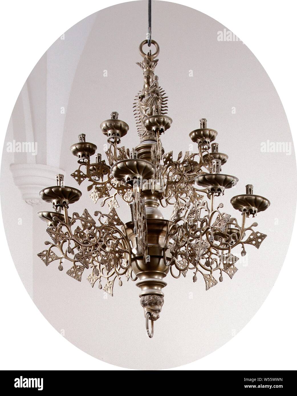 Kerzenhalter, Das Objekt besteht aus einem eisernen Stange und einem eisernen Splint und die folgenden Gussteile von gelben Kupfer: Die hängenden Ring, die Maria Abbildung mit der Krone auf dem Kopf und ihre Genieteten genieteten Hand mit dem Christus Kind nach links, der Stamm, auf dem eine konvexe Platte zu decken ist gelötet, und an der Unterseite ein Bügeleisen Auge mit zwei Nocken festgenietet ist (durch die die Stange eingesetzt werden), Lion's Head mit den Ring ziehen, Kragen, zwei mal acht Arme mit den entsprechenden Fett fallen und Kerzenhalter. Die mehr oder weniger achteckigen runde Aufhängering verwandelt sich in eine achteckige hohlen Rohr Stockfoto Kerzenhalter, Das Objekt besteht aus einem eisernen Stange und einem eisernen Splint und die folgenden Gussteile von gelben Kupfer: Die hängenden Ring, die Maria Abbildung mit der Krone auf dem Kopf und ihre Genieteten genieteten Hand mit dem Christus Kind nach links, der Stamm, auf dem eine konvexe Platte zu decken ist gelötet, und an der Unterseite ein Bügeleisen Auge mit zwei Nocken festgenietet ist (durch die die Stange eingesetzt werden), Lion's Head mit den Ring ziehen, Kragen, zwei mal acht Arme mit den entsprechenden Fett fallen und Kerzenhalter. Die mehr oder weniger achteckigen runde Aufhängering verwandelt sich in eine achteckige hohlen Rohr Stockfoto