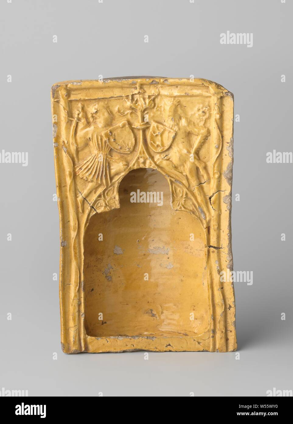 Bild von Blei Glasur Steingut, Bild von Blei Steingut Glasur. Das Bild stellt eine Nische mit einem spätgotischen, doppelklicken gekippt Bogen mit Thistle Krone, gegen die zwei taleholders im Tympanon: ein wilder Mann und ein Krieger., anonym, Deutschland (möglicherweise), C. 1400 - C. 1500, Steingut, führen Glasur, h 26,8 cm x W 17,2 cm Stockfoto