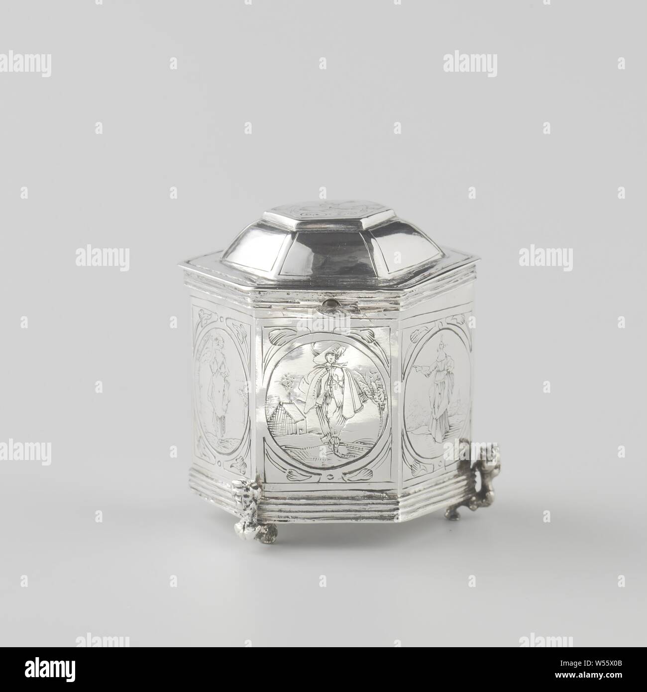 Bun, Sechseckigen bun box Silber, auf drei Beinen. Die Seiten sind mit stehende Figuren eingraviert. Zwei Hände und ein Flammendes Herz sind auf dem Deckel eingraviert, profanen Herzen Symbolik, Liebe, Willem Olthof, Leeuwarden, C. 1642 - C. 1663, silber (Metall), h 6,5 cm x t 5 cm Stockfoto Bun, Sechseckigen bun box Silber, auf drei Beinen. Die Seiten sind mit stehende Figuren eingraviert. Zwei Hände und ein Flammendes Herz sind auf dem Deckel eingraviert, profanen Herzen Symbolik, Liebe, Willem Olthof, Leeuwarden, C. 1642 - C. 1663, silber (Metall), h 6,5 cm x t 5 cm Stockfoto