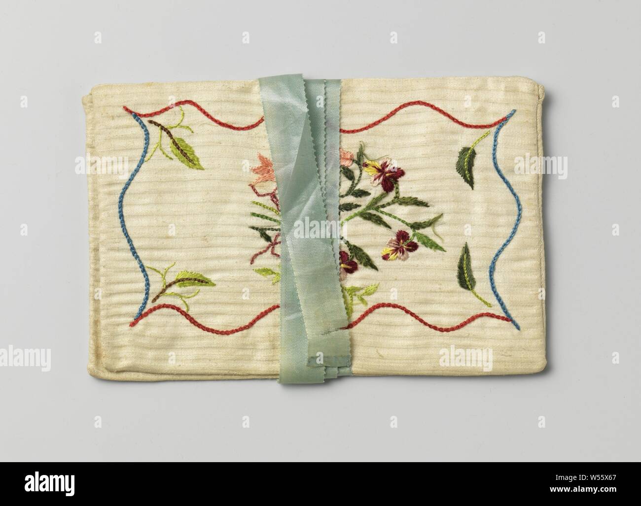 Schreiben Beutel in einem flachen, rechteckigen Design, der weisse Baumwolle mit gewebten Streifen, mit bunten Blumen seiden stickerei verziert, mit GMH die Initialen "', 'Souvenir d'Amitie' und '1799' auf der Innenseite, der weisse Baumwolle mit gewebten Streifen, mit bunten Blumen seiden stickerei verziert. Auf der einen Seite einen Blumenstrauß mit Geigen und rosa Tulpen in einer verwinkelten Gasse von roten und blauen Seide, auf der anderen Seite fünf verschiedene Zweige mit Blumen, vier in den Ecken und in der Mitte. Innen, zwei bestickte Medaillons mit rosa Schleifchen und grüne Zweige. In der linken Medaillon GMH die Initialen " Stockfoto