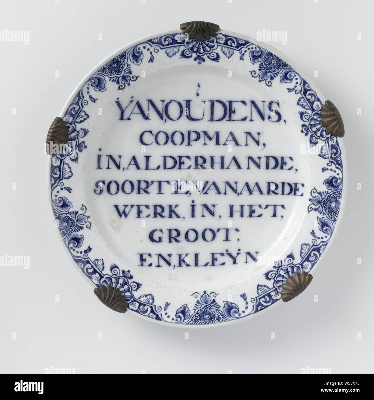 Teller, Schüssel, Fayence. Blau lackiert mit dem Text: Yan, OLDENS, COOPMAN, IN, ALDERHANDE, ART, ERDE, BIG, und KLEYN., anonym, Delft, 1750 - 1775, schotel, kammen, d 34,5 cm x h 5 cm Stockfoto