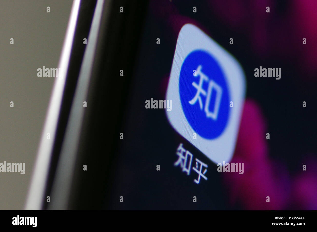 ---- Eine chinesische Mobiltelefon Benutzer verwendet die mobile App von quora - wie Q&A und Wissensaustausch website Zhihu auf seinem Smartphone in Ji'nan City, East C Stockfoto