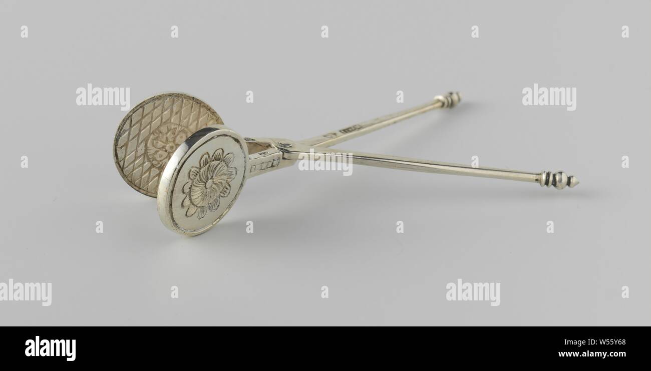 Waffeleisen Waffeleisen mit runden Eisen und Tasten am Ende der Stängel. Die Eisen sind beide mit einer Blume auf der Außenseite eingerichtet. Die Innenseite der Eisen sind überprüft. Das Waffeleisen ist markiert: Stück = Amsterdam, Jahr = K (1769), Größe = Steyler van Geffen und zwei Achsen, Küchengeräte, Steyler van Geffen, Amsterdam, 1769, silber (Metall), l 9,1 cm Stockfoto