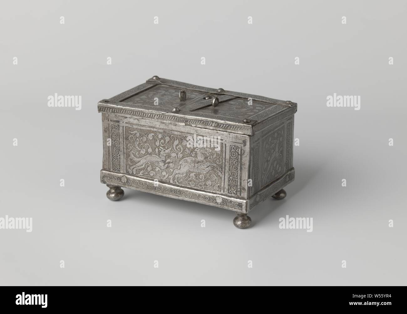 Schmuck Box aus Schmiedeeisen, mit schlanken Tieren verziert, ein geschmiedetes Eisen, sphärischen auf vier Beinen. Alle Seiten sind poliert und geätzt, geschmückt Tiere inmitten schlanken Arbeit in Frames mit arabasques. Auf der Vorderseite ein Hund auf der Jagd nach einem Hirsch, auf der Rückseite ein Hund einen Fuchs zu jagen. Auf den beiden kurzen ein Hund und ein Hase. Auf dem Deckel zwei Vögel in der Mitte von Rang. Die Kanten und der Boden sind mit Arabesken eingerichtet. Zwei Ringe auf der Oberseite zu befestigen. Zwischen einer losen Band, die verschoben werden können, unter denen das Schlüsselloch entfernt., anonym, Zuid-Duitsland, 1550-1600, Eisen (Eisen Stockfoto