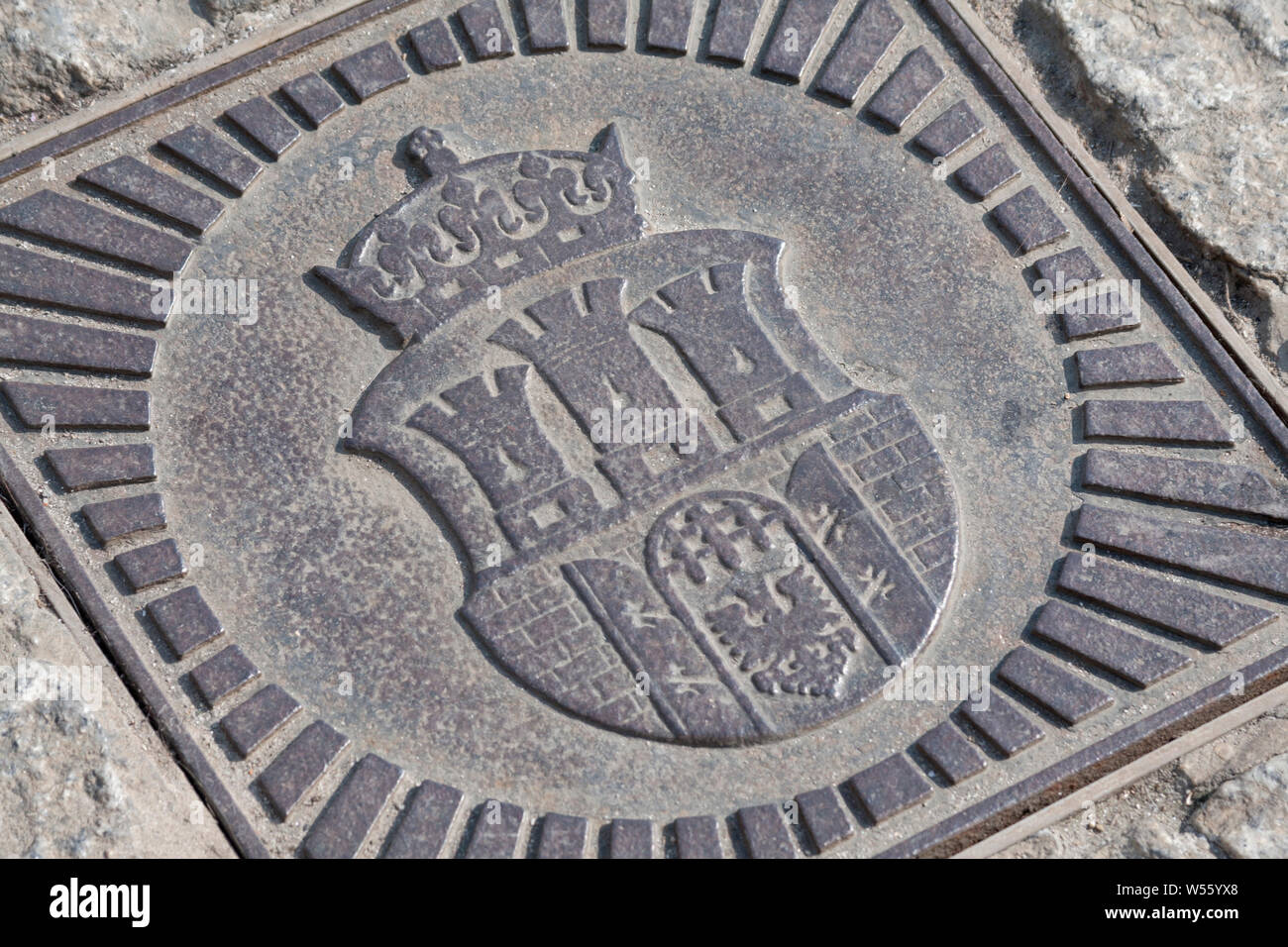 Krakau Wappen/Arm aus Metall. Symbol der Stadt Krakau emblem Nahaufnahme. Konzept der Krakau stahl Familienwappen Stockfoto