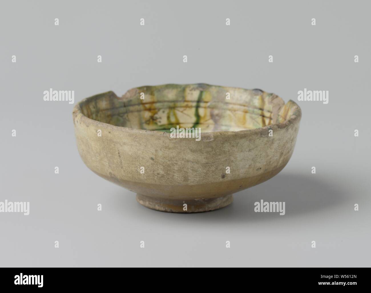 Schüssel, bunte mit dem Bentivoglio-Visconti Wappen in der unteren Hälfte - sphärische Schüssel von bunten Majolika-Fliesen gemalt. Das Wappen der Bentivoglio-Visconti ist am Boden der Schüssel und konzentrische Kreise auf der Felge mit geometrischen Figuren bemalt., anonym, Italien, C. 1500, Steingut, Zinn, Blei Glasur Glasur, h 5,1 cm x T 12,5 cm Stockfoto