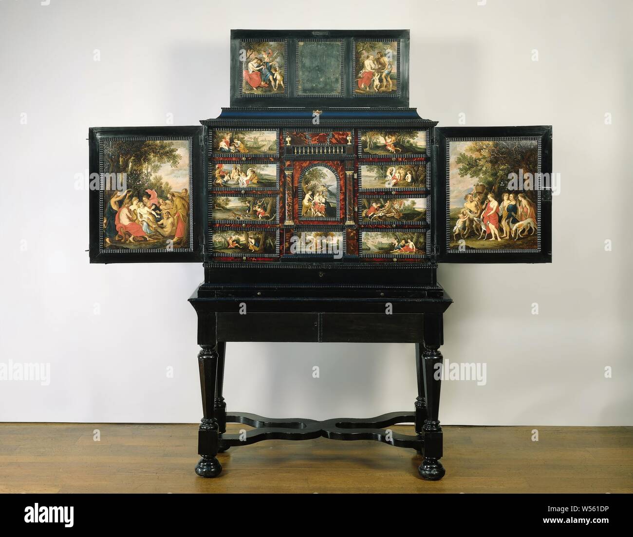 Kunst Kabinett, mit mythologischen Darstellungen gemalt, Kunst Kabinett geklebt mit Ebenholz auf einem Kalk - Wood Core. Die vorderen Türen Anzeige cornis Dekorationen und robe Frames, in die Côte d'Ivoire Rohrleitungen und Spiegel der Schildkröte auf rotem Grund. Die Kapuze ist Kissen - geprägt. In den Sockel einer Schublade und Schublade. Wenn sie geöffnet, der Schrank hat 9 Schubladen, die um eine zentrale Halle, vor denen ist eine Galerie mit messinggeländer. Die Innenseite der vorderen Türen, Schubladen, die Veranda und die Deckel mit mythologischen Darstellungen gemalt., anonym, Antwerpen, C. 1650, Holz (Pflanzen), Linden, Ebenholz Stockfoto