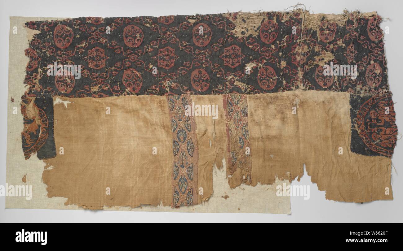 Fragment einer Tunika, Fragment einer Tunika mit angenähten Dekorationen, bestehend aus zwei Tabulae, zwei clavi und zwei große Bands zusammen genäht. Die aufgenähte Teile verschiedene Dekorationen haben. Tabulae: Dunkel Blau mit Rot zwei Reiter mit Nimbus und erhobenen Hand in einem Kreis mit Blatt Reben. Clavi: Rote Erde mit wiederkehrenden Motiv der gestaffelten Blume Niederlassungen in Rot, Orange, Blau, Gelb und Grün auf Blau Boden in Oval. Dazwischen ein Pendel mit weißen Punkten, einen Rand mit weißen Linie Motive auf einer Seite. Breite Reifen: Dunkelblau Boden mit Rautenförmigen Pendel Motiv mit abwechselnd einen Kreis Stockfoto