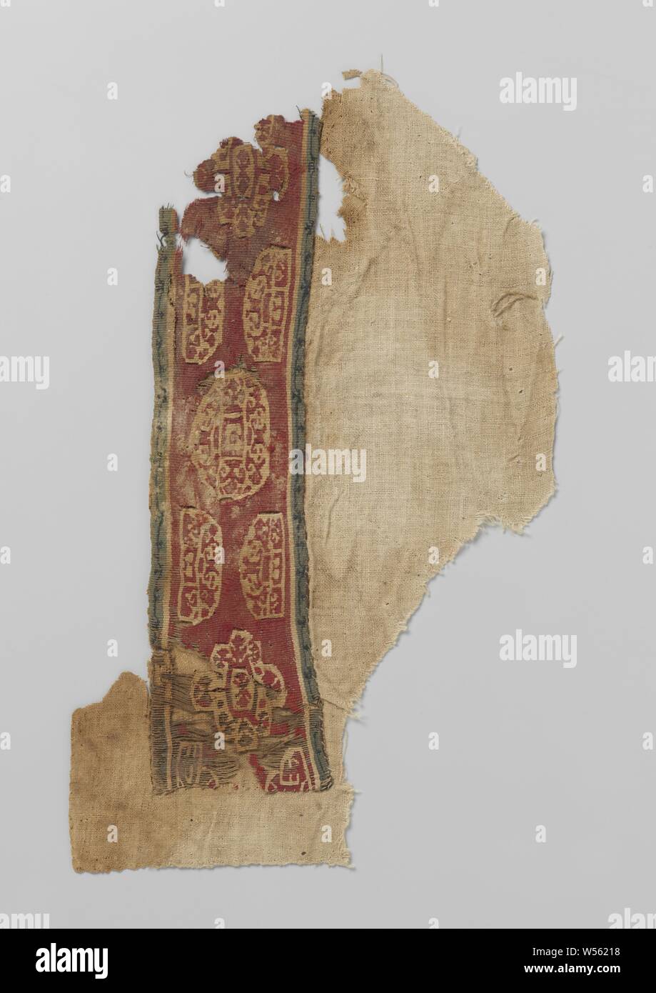Fabric Fragment mit clavus, Naturfarben Leinen Stoff Fragment mit Angenähten clavus mit natürlichen - farbige geometrische Motive (Kreise, Lob-Formen mit kleinen Motiven) auf Rot. Die Band ist mit grünen Kanten mit schwarzer Linie Markierungen getrimmt., anonym, Egypte, C. 600-C. 799, ketting en inslag, inslag, Tapisserie, h 22,0 cm x W 35,5 cm Stockfoto