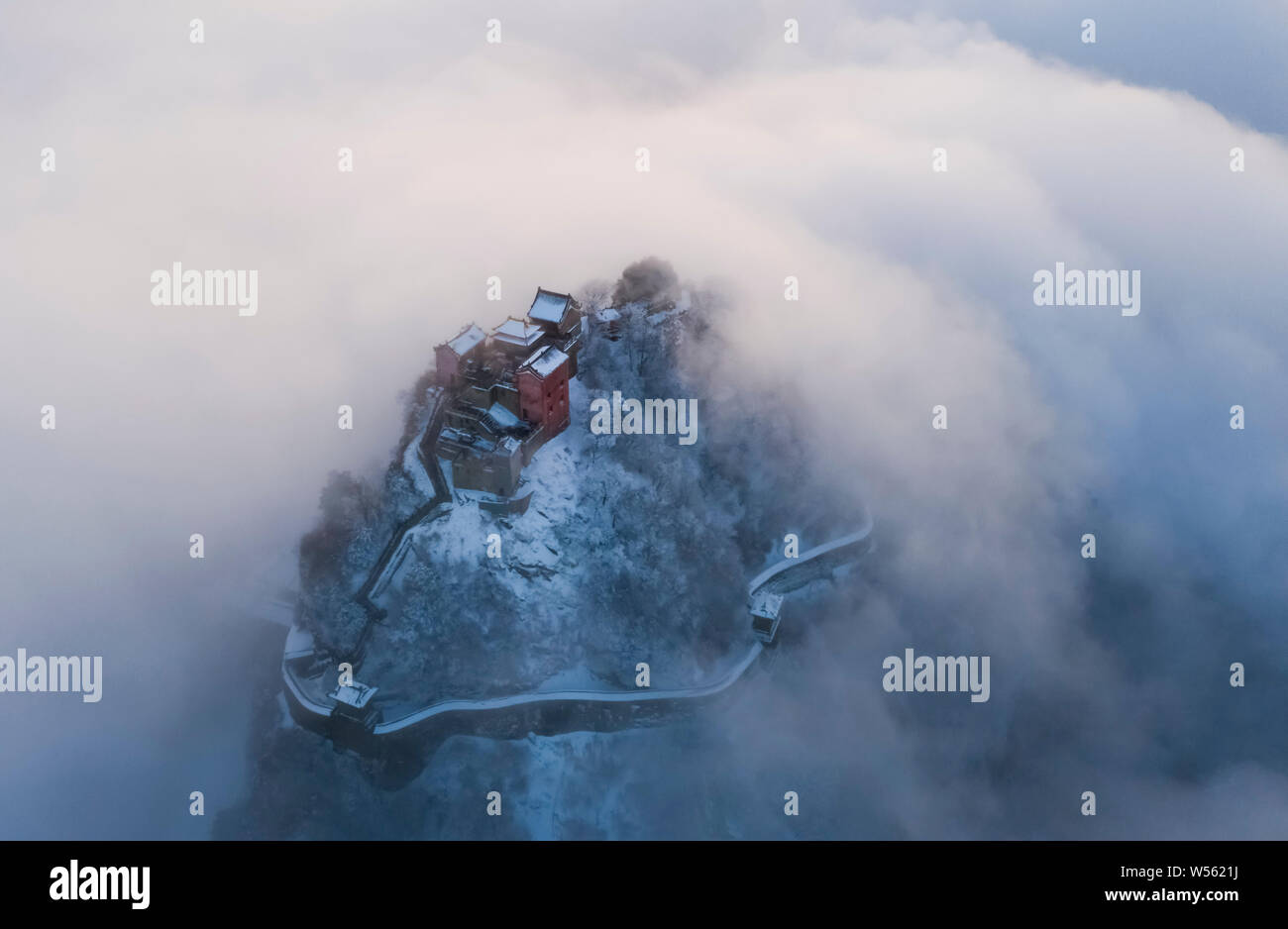 Luftaufnahme der Wudang Berge mit Schnee bedeckt in einem Meer der Wolken ein Märchenland - wie die Welt, in der bezirksfreien Stadt, der zentralen China Hubei provin zu erstellen Stockfoto