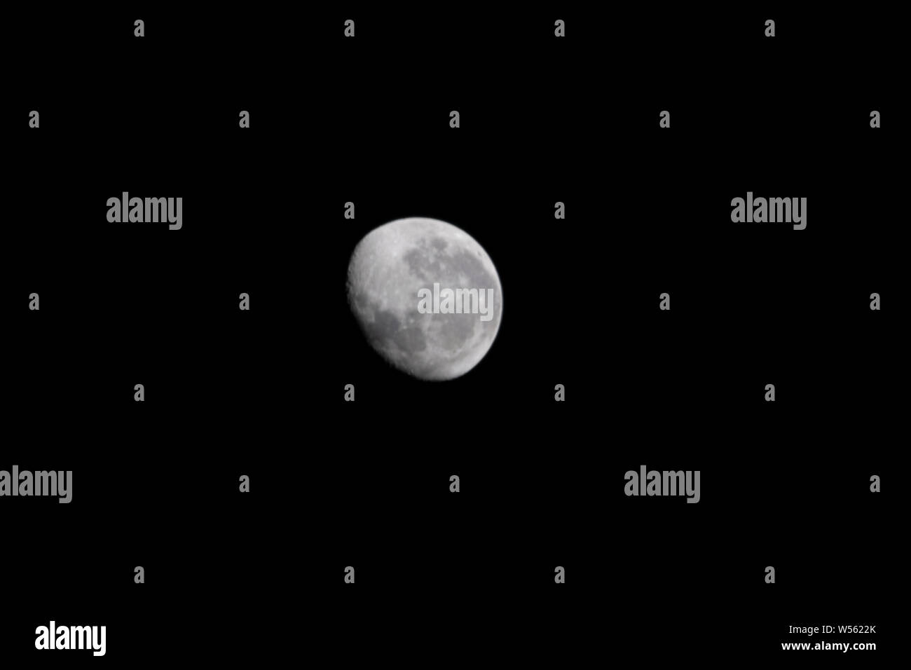 Eine abnehmende gibbous Mond ist von der internationalen Raumstation am 50. Jahrestag der NASA die Landung von Menschen auf dem Mond gesehen, zum ersten Mal am 20. Juli 2019 in der Erdumlaufbahn. Stockfoto