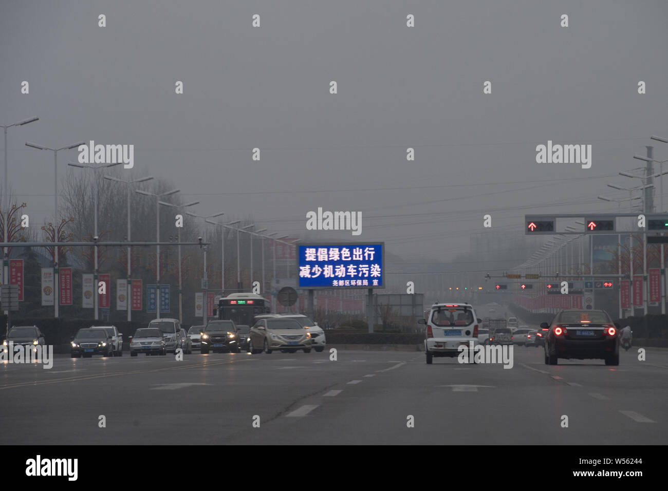 Autos fahren auf der Straße in schweren Smog in Taiyuan, China im Norden der Provinz Shanxi, 26. Februar 2019. Stockfoto