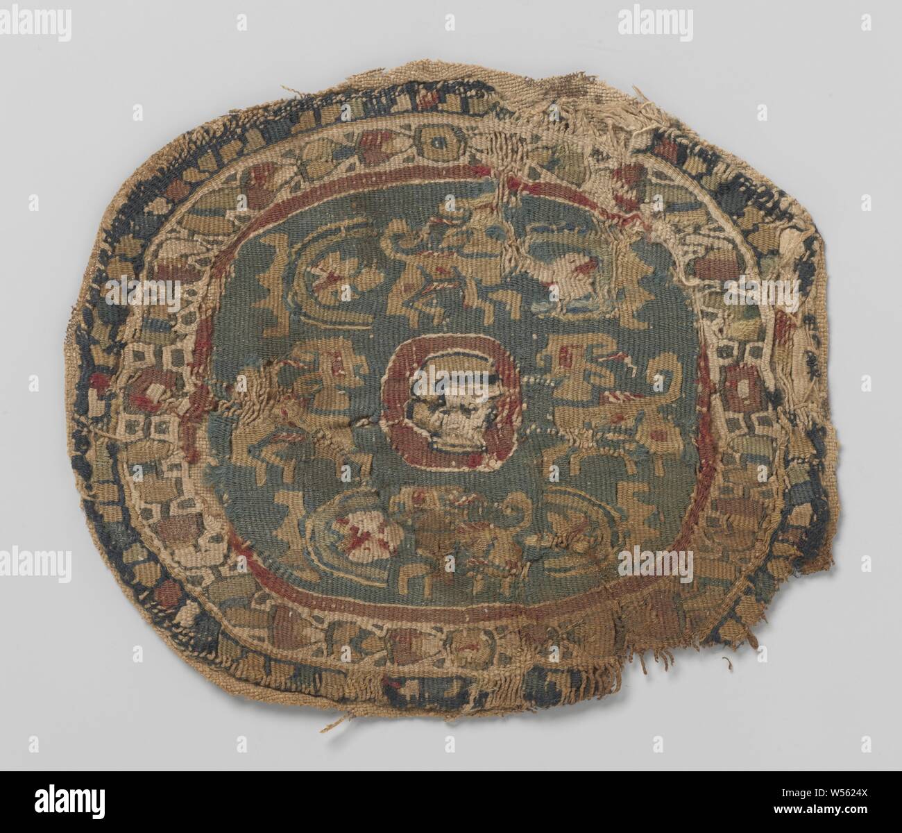 Fabric Fragment mit orbiculus, Naturfarben Leinen Stoff Fragment mit Angenähten orbiculus. In der Mitte eines roten Hintergrund ist eine Abbildung, die es umgeben, auf einem dunklen Grün Masse, vier suchen Lions in Gelb und Rot mit Zwischen schwierigen Motiven mit, unter anderem, Halbkreise und gezackte Kanten in Hellgrün, Gelb, natürliche Farben und Rot zu beschreiben. Das Ganze wird von einem Kreis in Rot und eine Grenze mit natürlichen Farben Boden mit einer Reihe von Motiven in Rot, Grün und Blau und um ihn herum einen Block Grenze in den gleichen Farben auf dunklem Blau Masse umgeben., anonym, Egypte Stockfoto