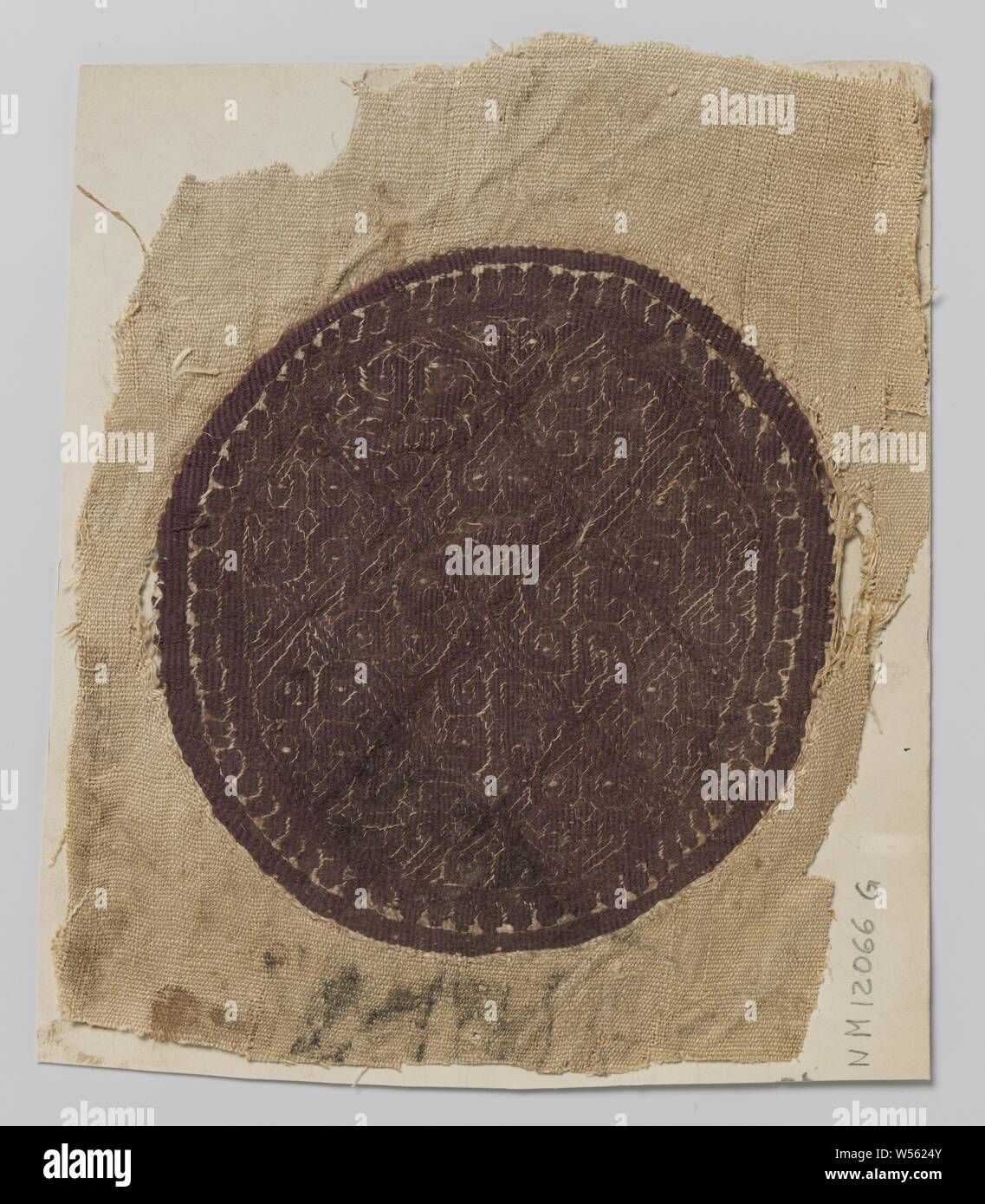 Fabric Fragment mit orbiculus, Naturfarben Leinen Stoff Fragment mit gewebten orbiculus in Gobelin Technik in lila Wolle, mit einem natürlichen - farbige geometrische Motiv in fliegenden Thema Technik der Diamanten und Kreise, die durch eine Perle Grenze umgeben., anonym, Egypte, C. 300-C. 499, ketting en inslag, inslag, Tapisserie, h 20,0 cm x W 16,5 cm Stockfoto