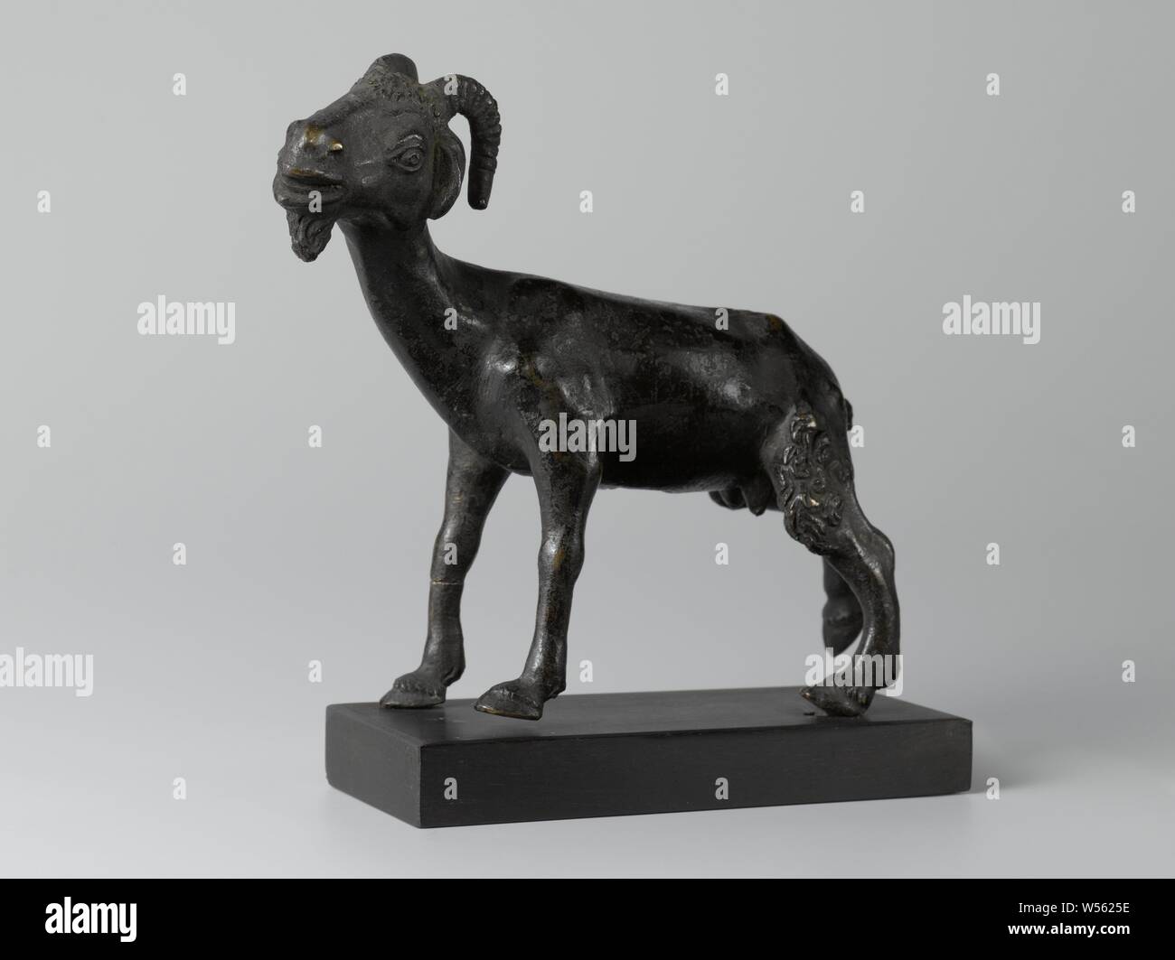 Ziege, die Ziege steht mit dem rechten Hinterbein verlängert nach hinten. Der Kopf mit Hörnern leicht nach links gedreht, der Mund ist offen., anonym, Padua, C. 1520 - C. 1550, bronze (Metall), h 14 cm x W 66 cm x d 18 cm h 16 cm x W 66 cm x d 18 cm Stockfoto