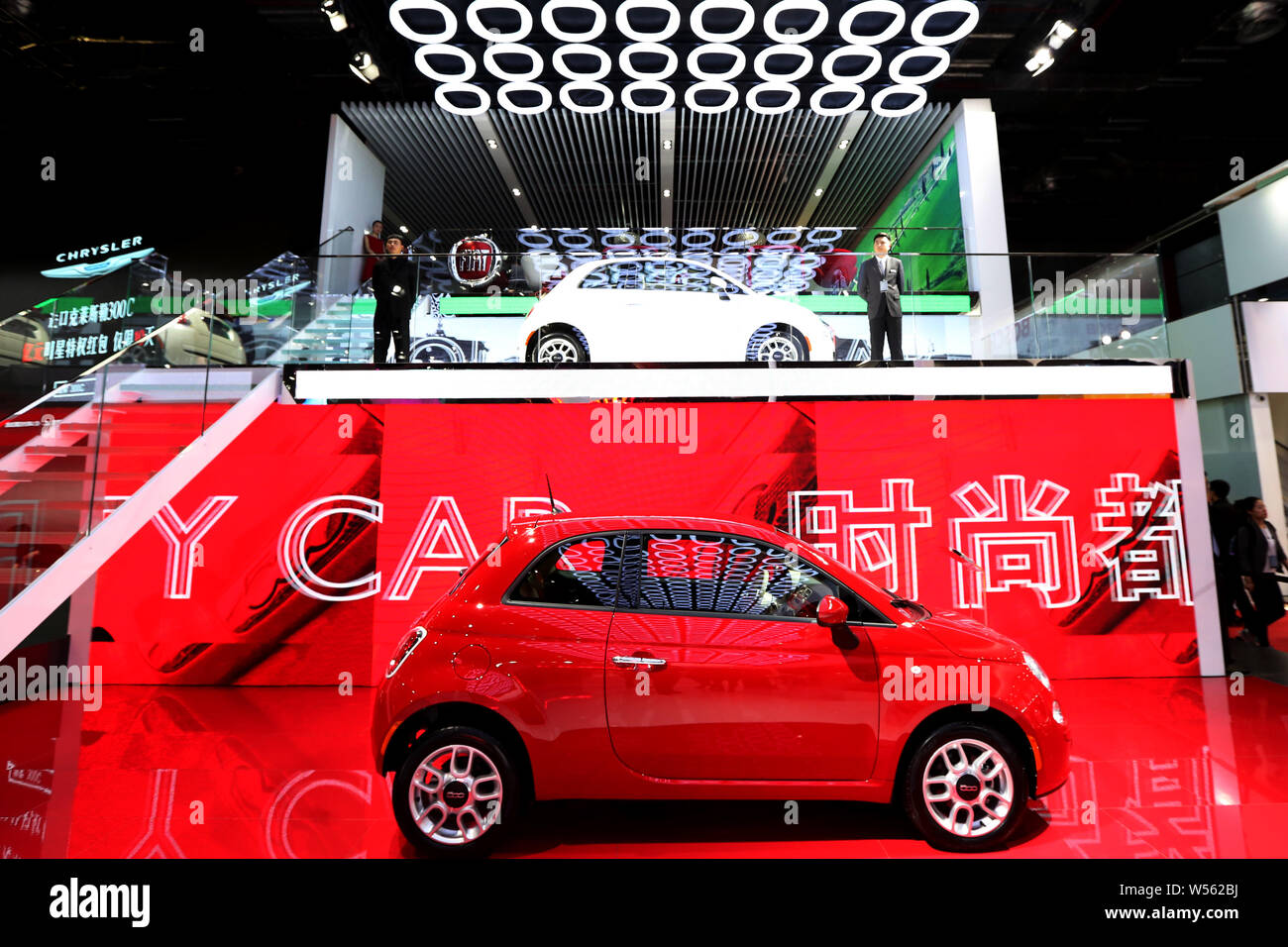 ------ Fiat Auto des GAC Fiat Chrysler, ein Joint Venture zwischen Guangzhou Automobile Group Co (GAC) und Fiat Chrysler, wird auf dem Display während der 16. Stockfoto