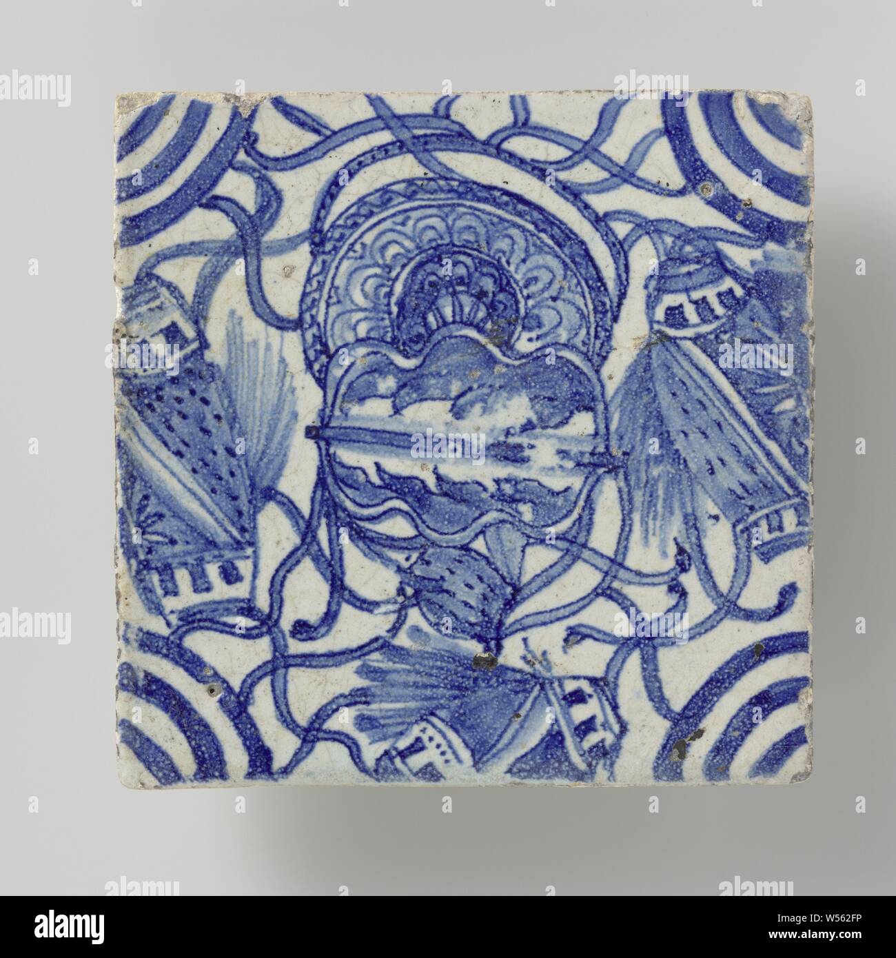 Fliese, Fliese mit chinesischen Motiven in blau. In den Ecken, Mäander Ornament., anonym, Niederlande, 1620 - 1640, Steingut, Zinn Glasur, h 13,5 cm x W 40,5 cm x t 3 cm Stockfoto