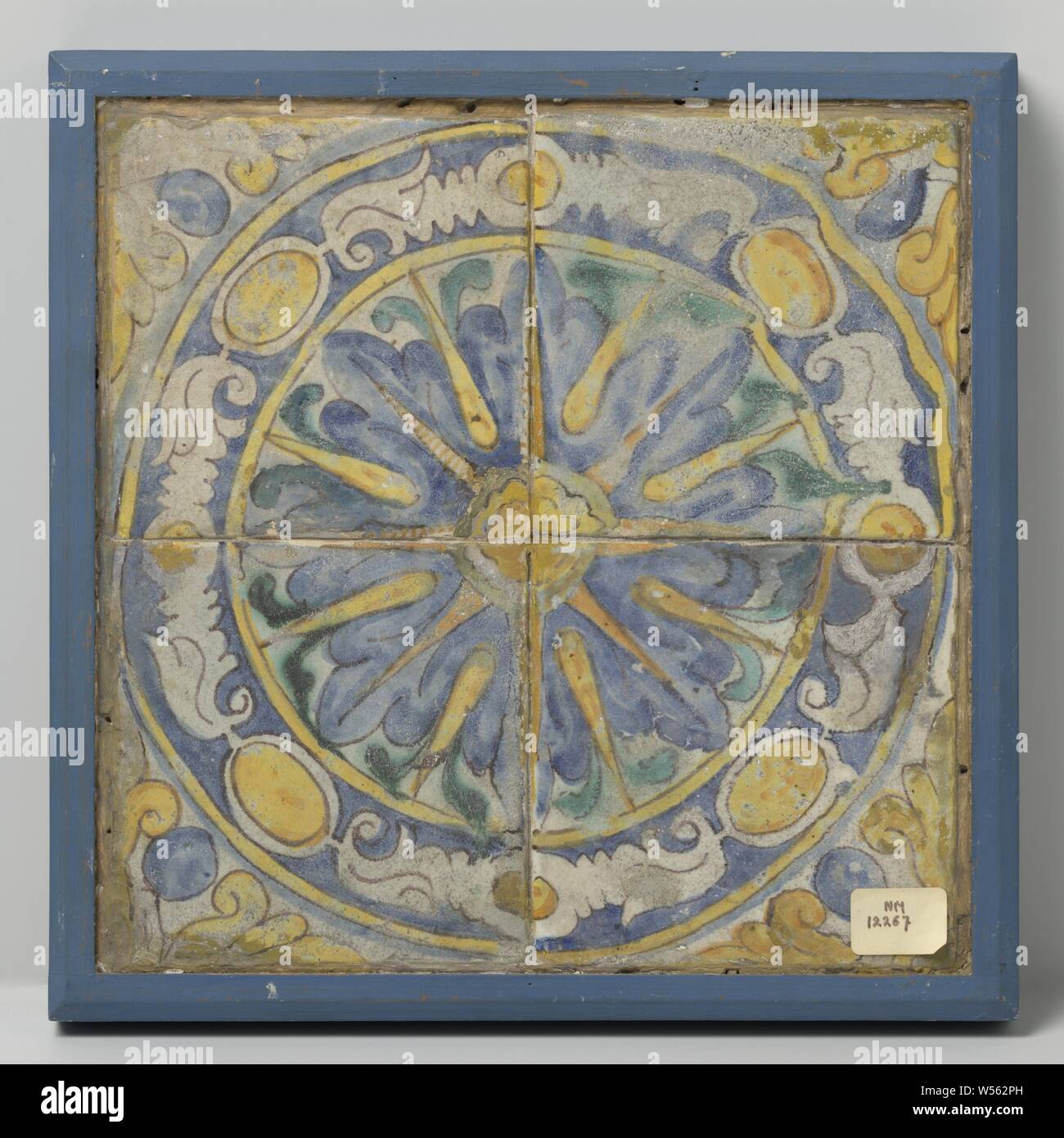 Vier Fliesen, vier Fliesen mehrfarbig (Blau, Gelb, Grün und Violett) gemalt, die zusammen bilden eine Rosette in einem Kreis. In den Ecken mit Blattmotiven., anonym, Spanien, C. 1575 - C. 1650, Steingut, Zinn Glasur, H 14 cm x W 14 cm h 32 cm w 32 cm x d 4 cm Stockfoto