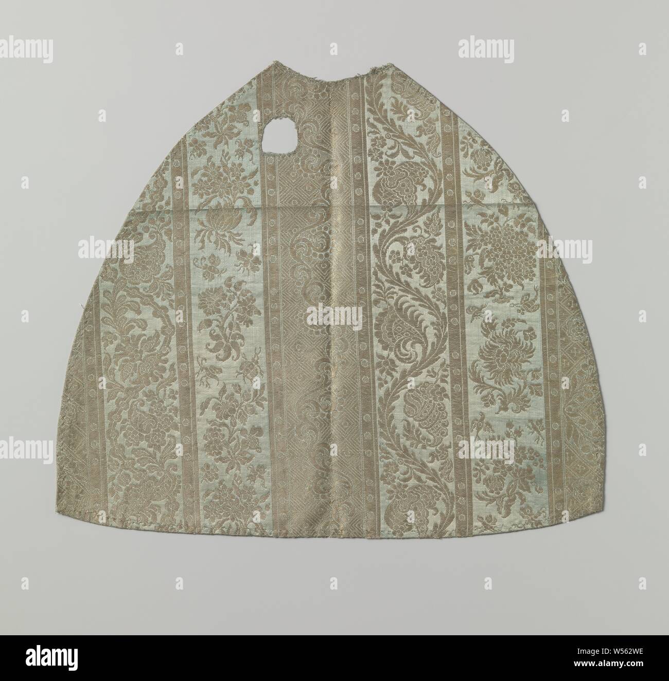 Fragment einer Seide Satin Brokat, Fragment einer Seide in unregelmäßige Form mit runder Schnitt, vielleicht einmal für Kind Jesus Skulptur verwendet. Das Muster ist aus gold auf blau Seide (blass grün) und hat ein Muster von wechselnden Trajektorien mit geometrischen Formen, Trajektorien mit Blumenbouquets und Flugbahnen mit Blumengirlanden., anonym, Frankreich, C. 1750 - C. 1800, Seide, H 41 cm x W 47 cm h 28 cm Stockfoto