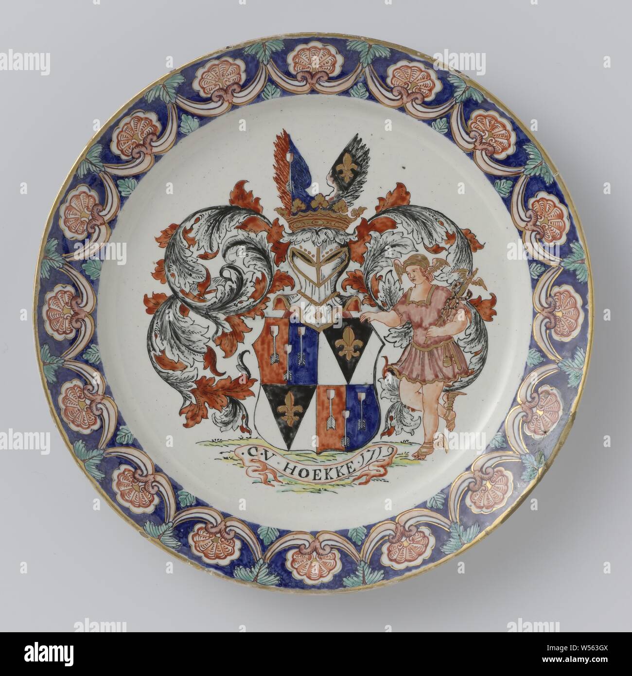 Platte mit den Familienwappen Cramer van Hoekke, Platte aus Fayence, bunte mit der behelmte Familienwappen Cramer van Hoekke, armorial Lager, Heraldik, anonym, Delft, 1719, d 24 cm lackiert lackiert Stockfoto