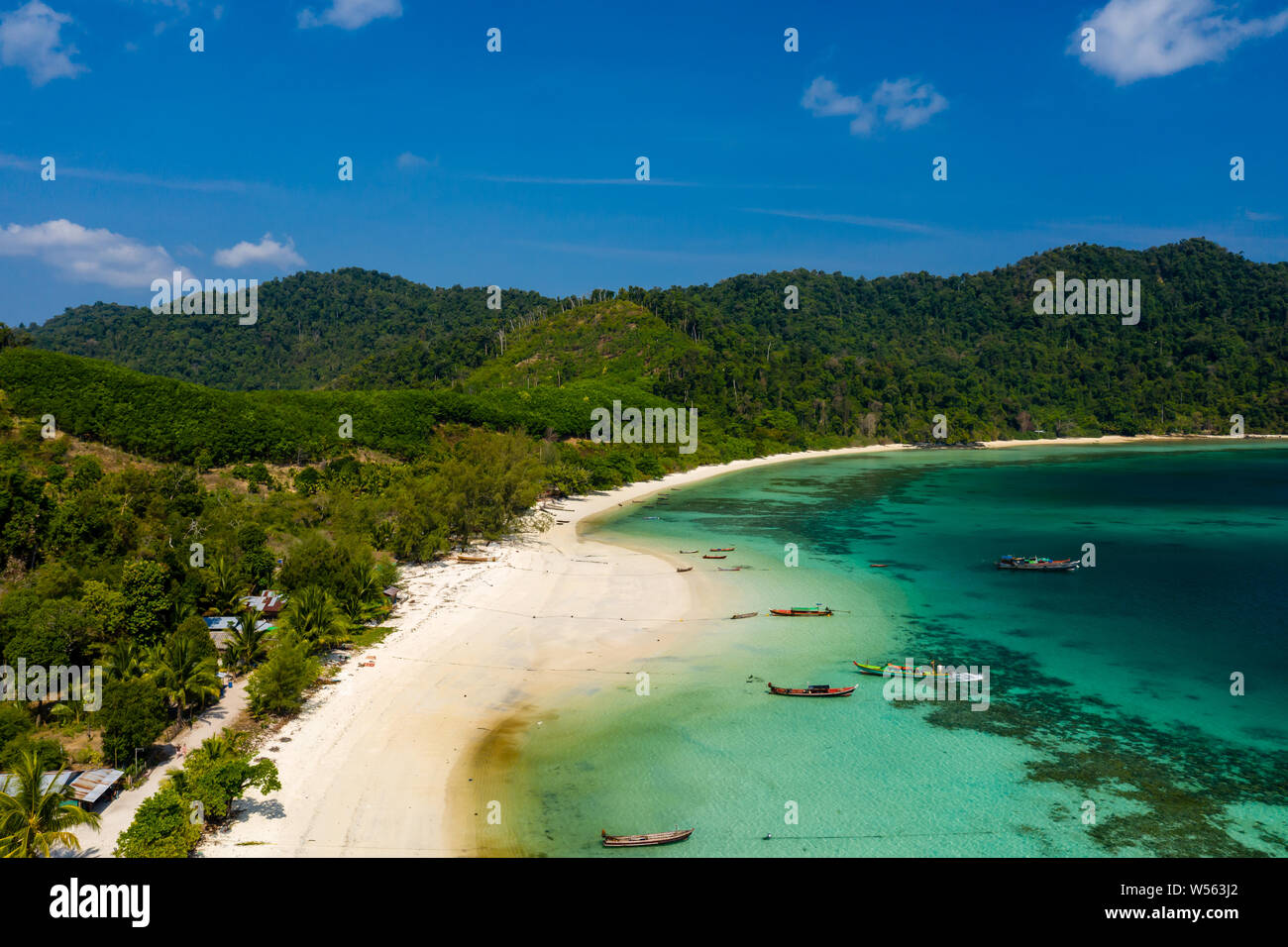 Antenne drone Blick auf ein kleines Fischerdorf an einem üppigen, grünen, tropischen Insel Stockfoto